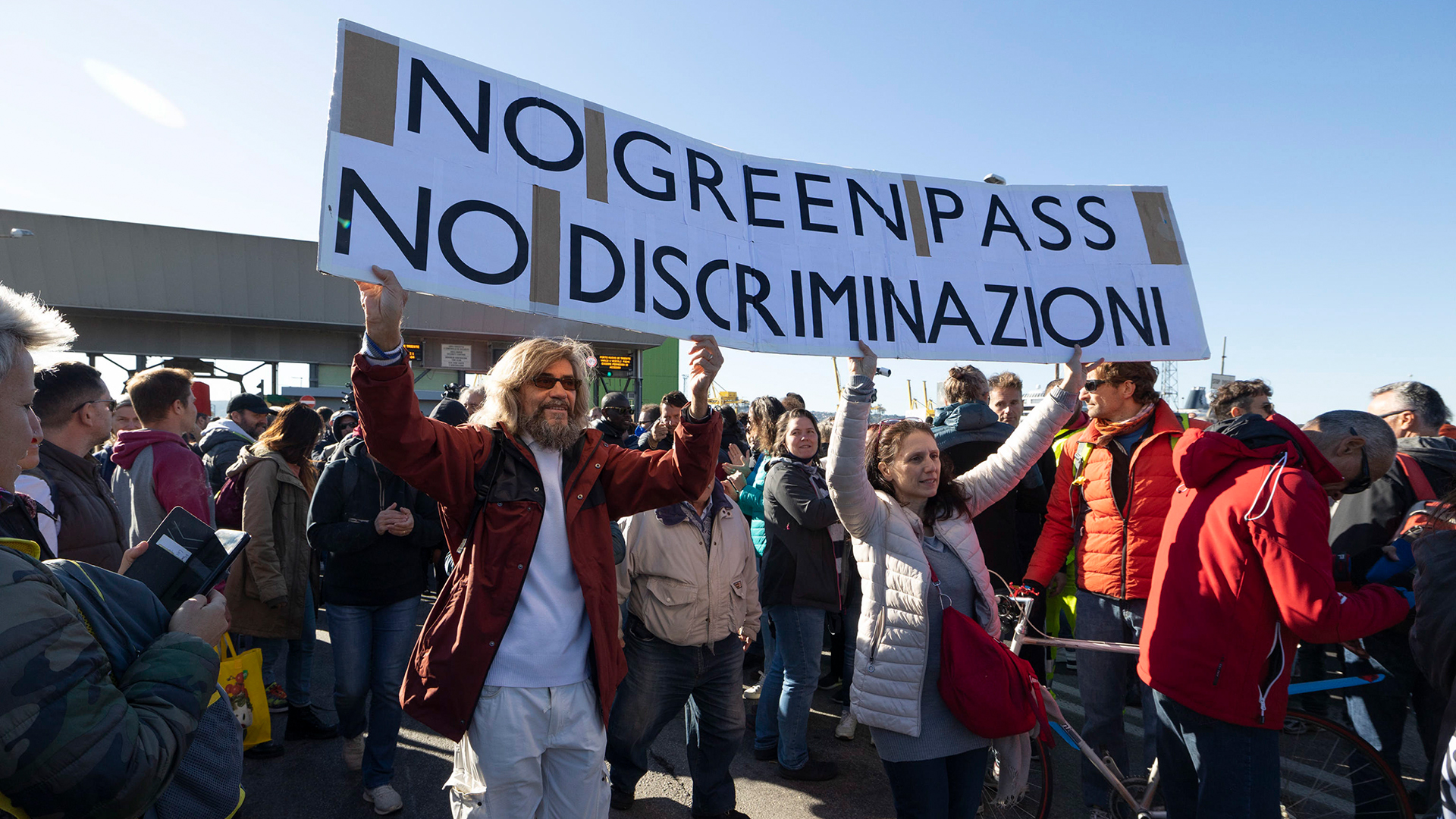 Menschen protestieren in Triest (Italien) gegen den Grünen Pass. | EPA