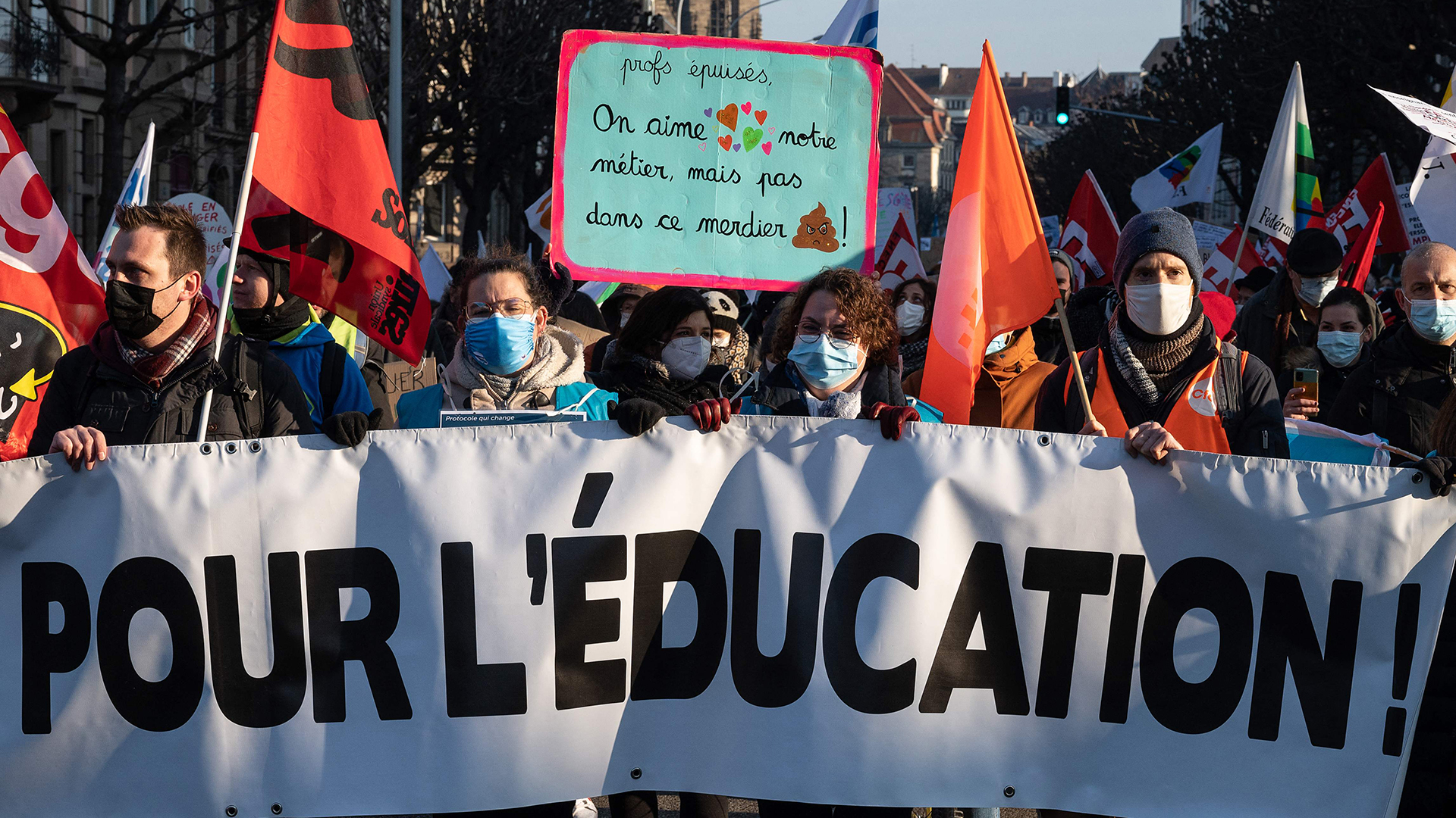 Demonstranten halten ein Transparent mit der Aufschrift "Pour L'éducation" während einer Demonstration in Straßburg. | AFP