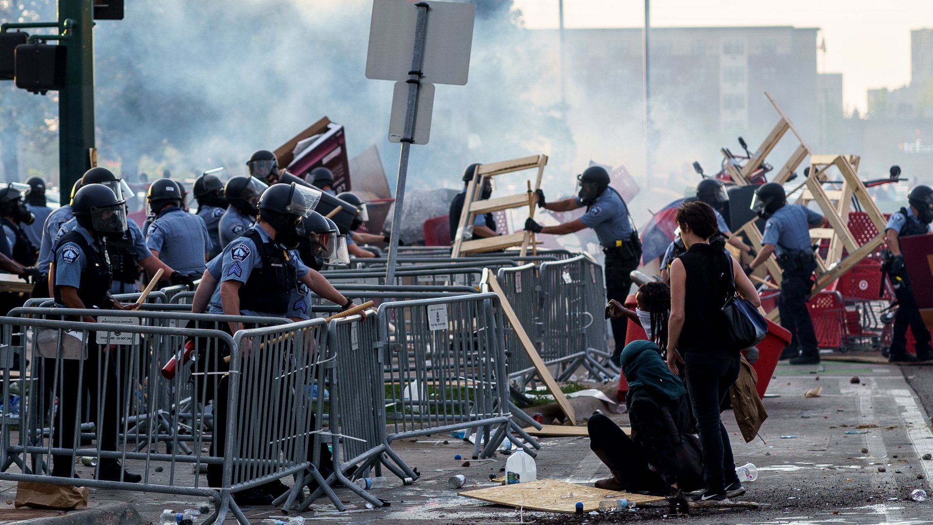 Polizisten räumen Barrikaden, die Demonstranten aufgebaut haben. | AFP
