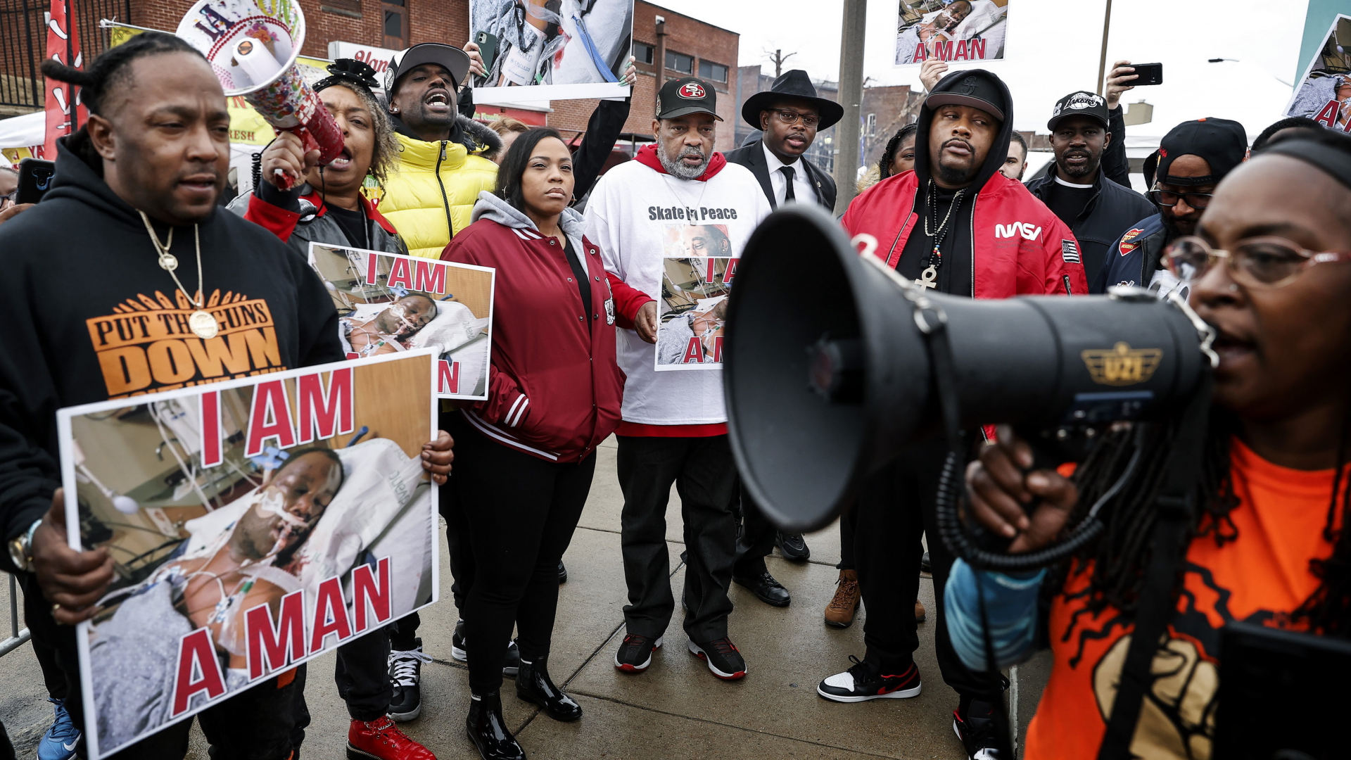 Aktivisten und Angehörige demonstrieren nach dem Tod von Tyre Nichols. | AP