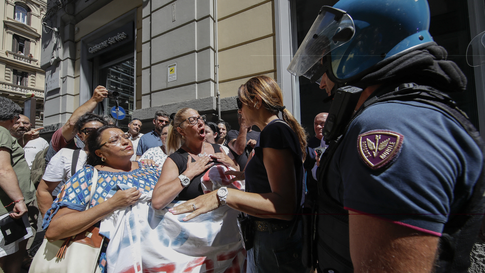 Menschen protestieren vor der Parteizentrale der Fratelli di Italia in Neapel gegen den Entzug des Bürgergeldes.