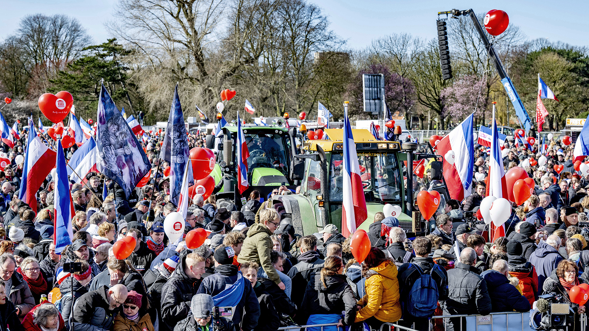 Bauern nehmen an einer von Farmers Defence Force (FDF) organisierten Demonstration teil, um gegen die Stickstoffpolitik des niederländischen Kabinetts zu protestieren. | EPA