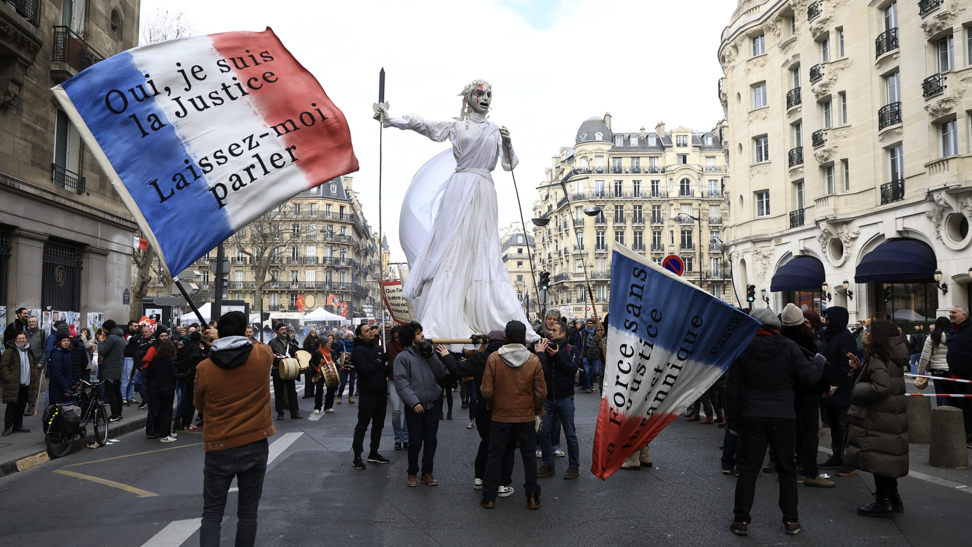 Menschen in Paris demonstrieren gegen die geplante Rentenreform | AP