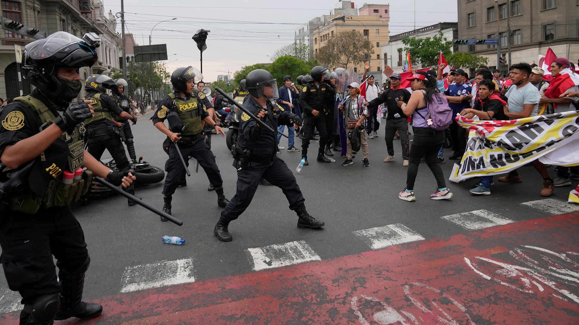 Regierungsgegner demonstrieren und stoßen mit der Polizei in Lima (Peru) zusammen. | AP