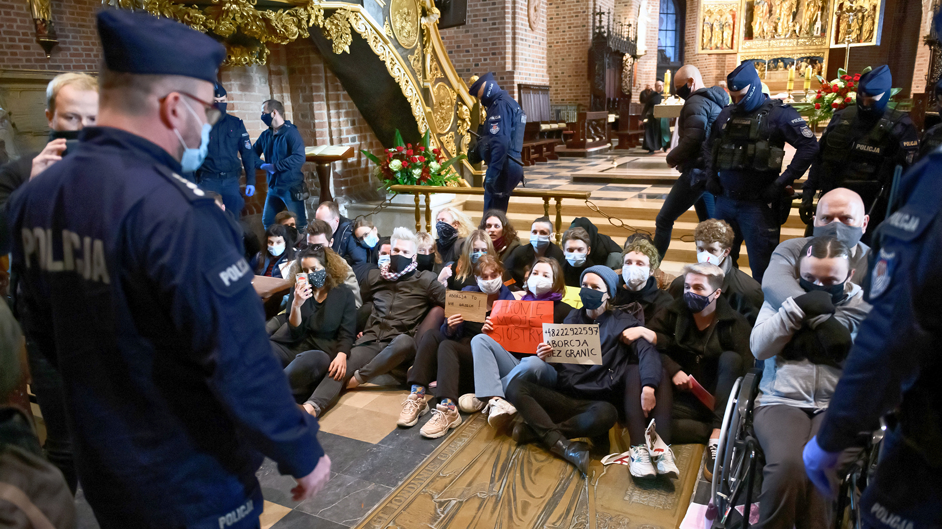 Menschen nehmen an einem Protest gegen die Verschärfung des Abtreibungsgesetzes in der Erzkathedrale St. Peter und St. Paul in Posen teil | Piotr Nowak/EPA-EFE/Shutterstock