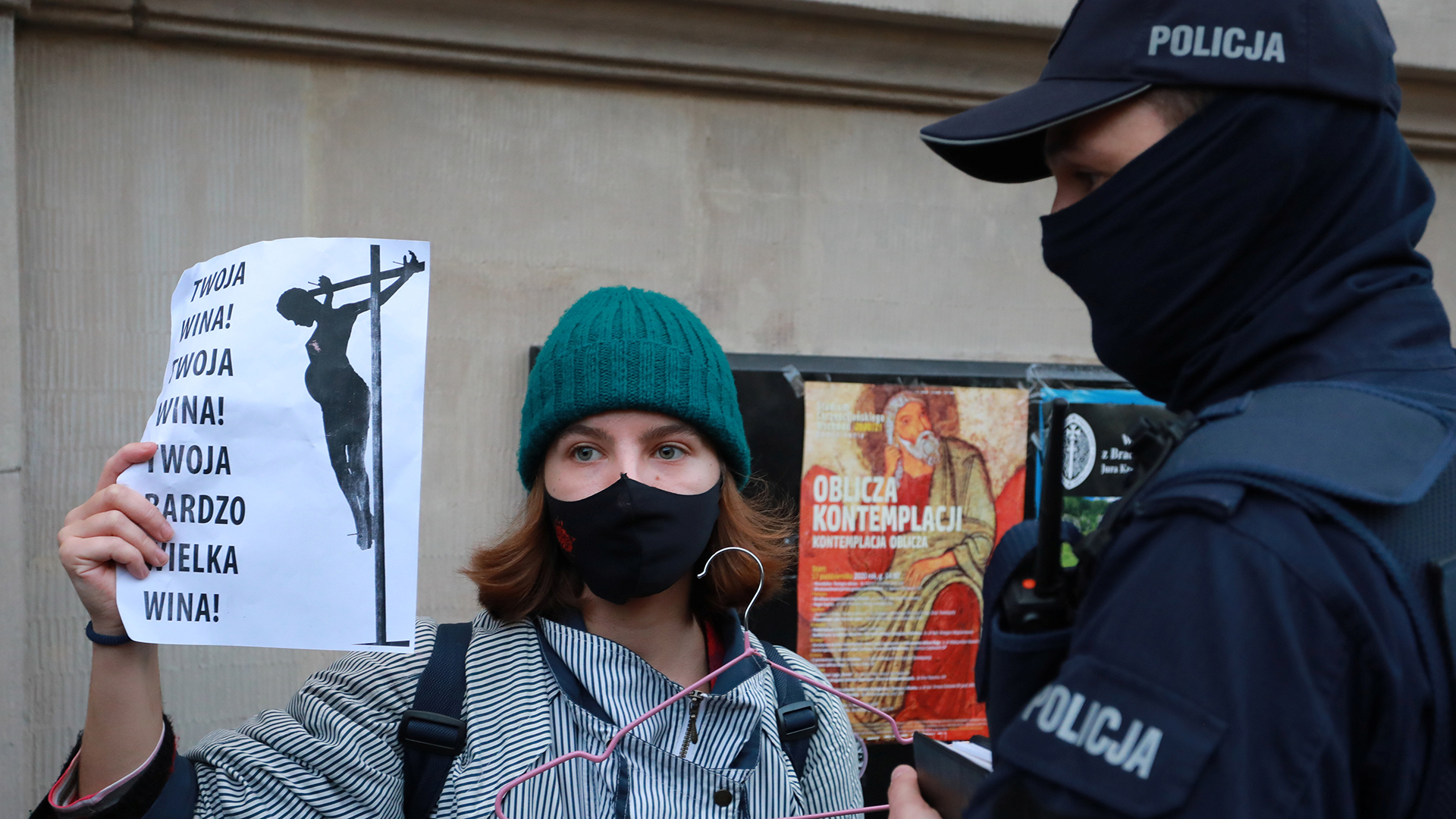 Eine Frau nimmt in Warschau an einem Protest gegen weitere Einschränkungen des Abtreibungsrechts teil.  | via REUTERS