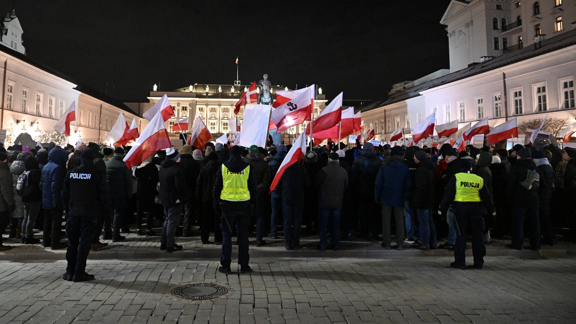 Anhänger der Opposition protestieren vor dem Präsidentenpalast in Warschau.