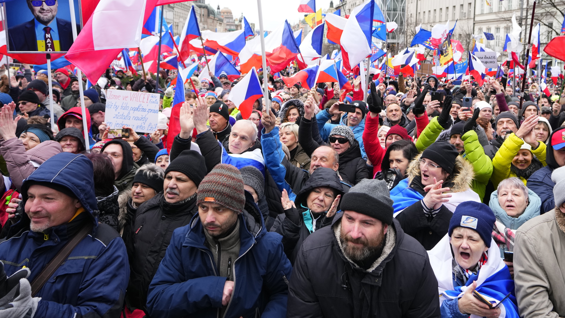 Menschen demonstrieren in Prag gegen die tschechische Regierung. | dpa