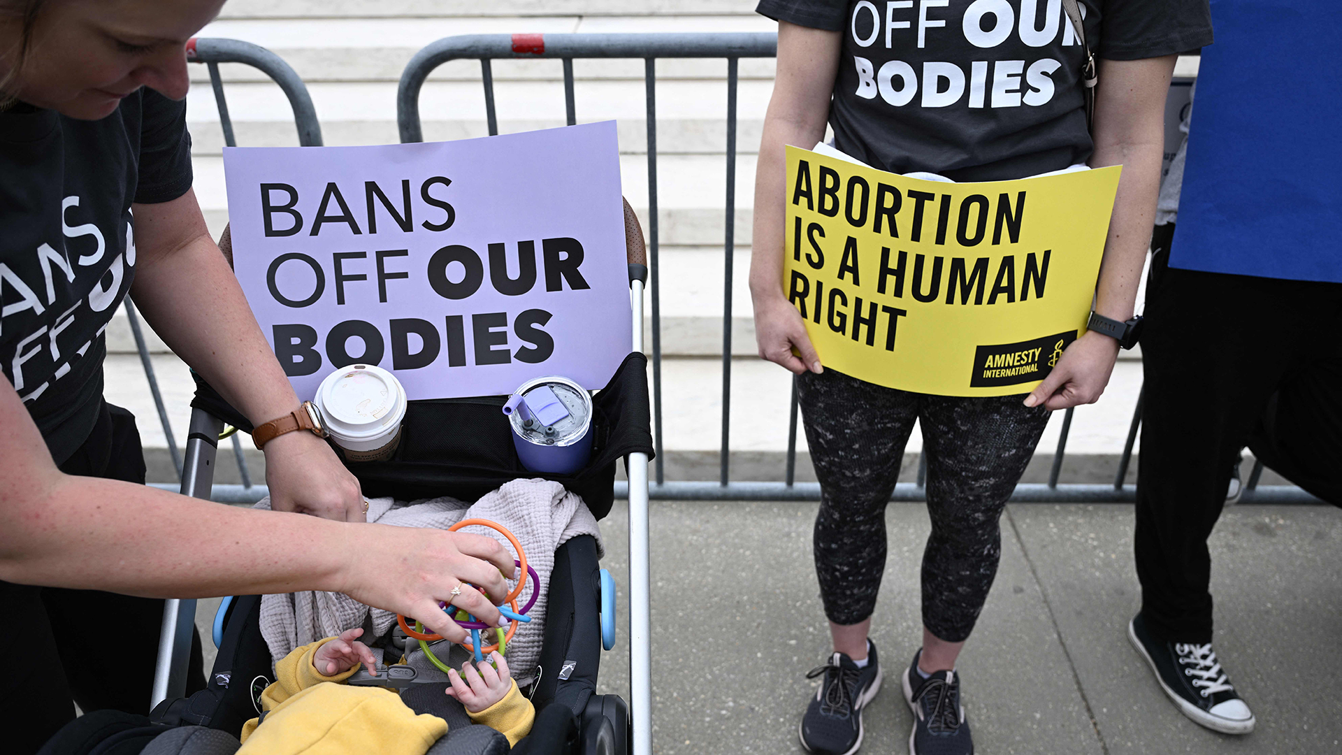 Demonstranten mit Schildern mit der Aufschrift "Bans Off Our Bodies" und "Abortion is a Human Right" stehen vor dem Obersten Gerichtshof in Washington, D.C. (USA). | AFP
