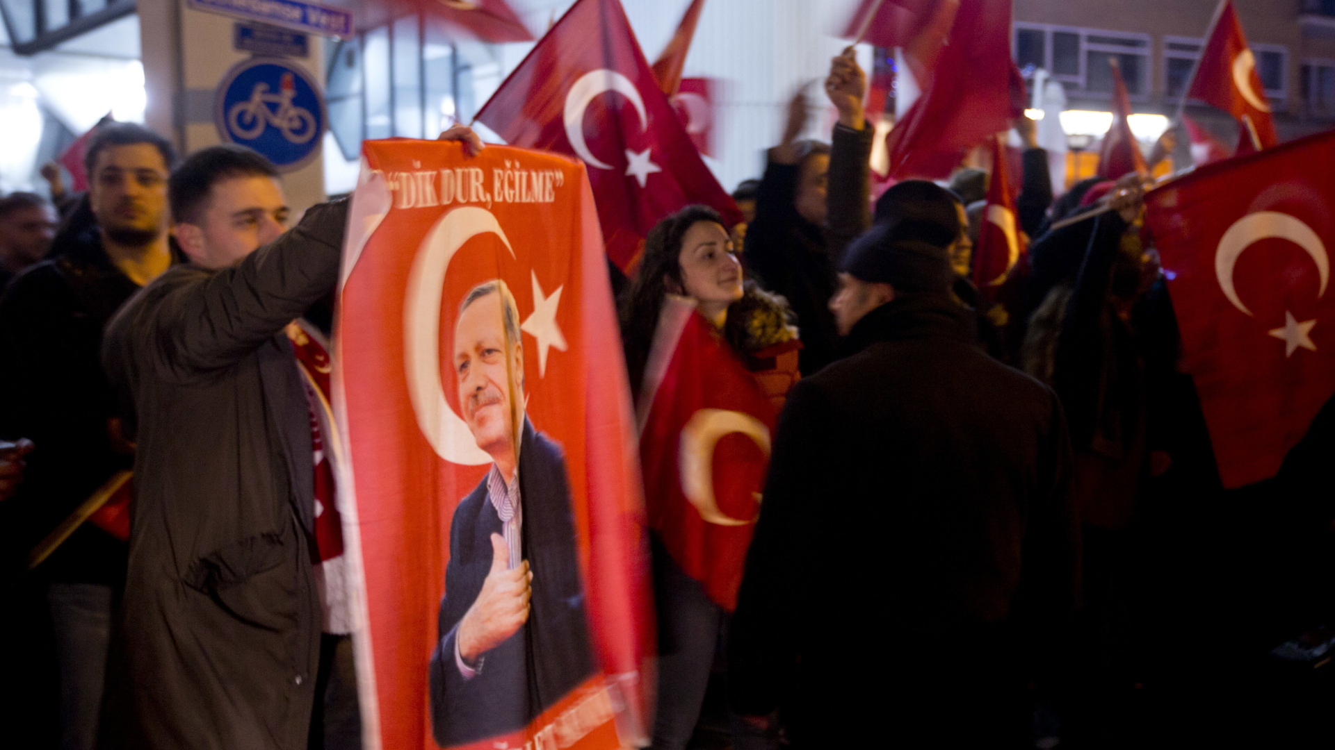 Unterstützer des türkischen Präsidenten Erdogan demonstrieren in Rotterdam vor dem türkischen Konsulat. | dpa