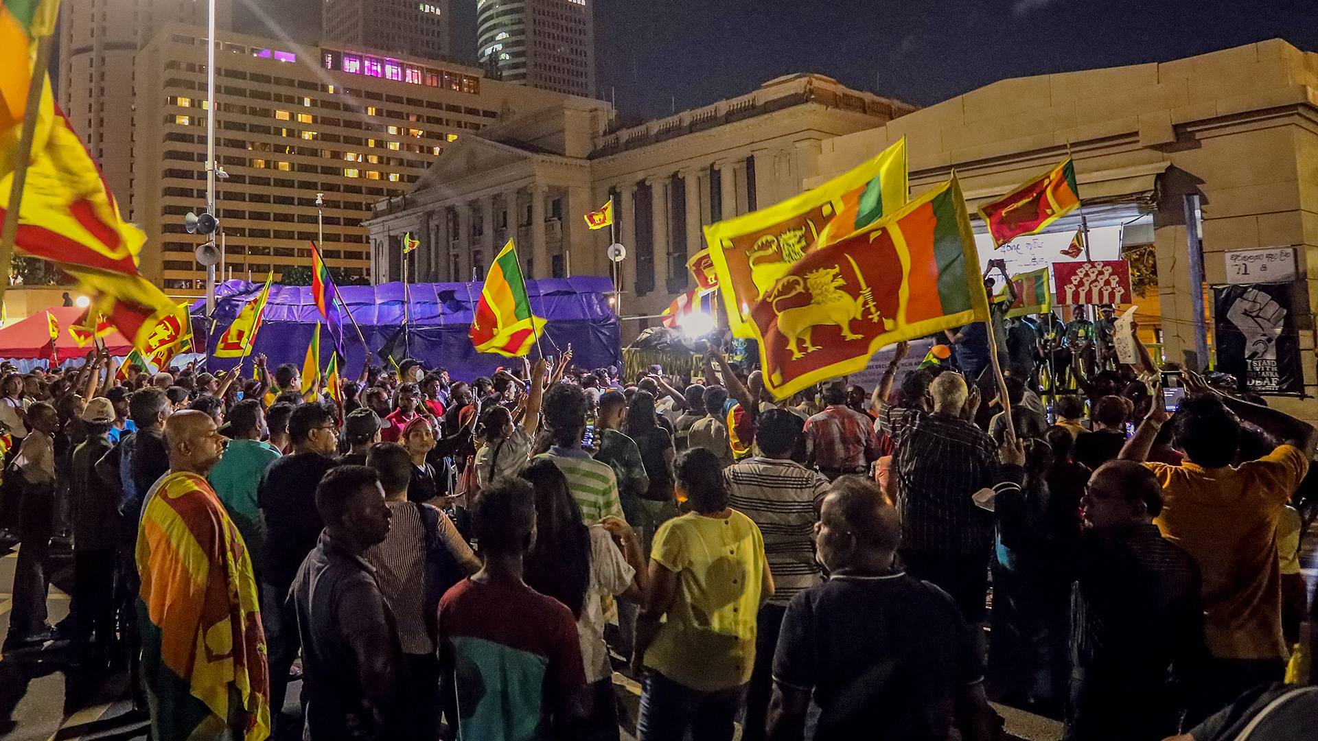 Demonstranten rufen Slogans und schwenken srilankische Nationalflaggen vor dem Präsidialsekretariat in Colombo, Sri Lanka | EPA