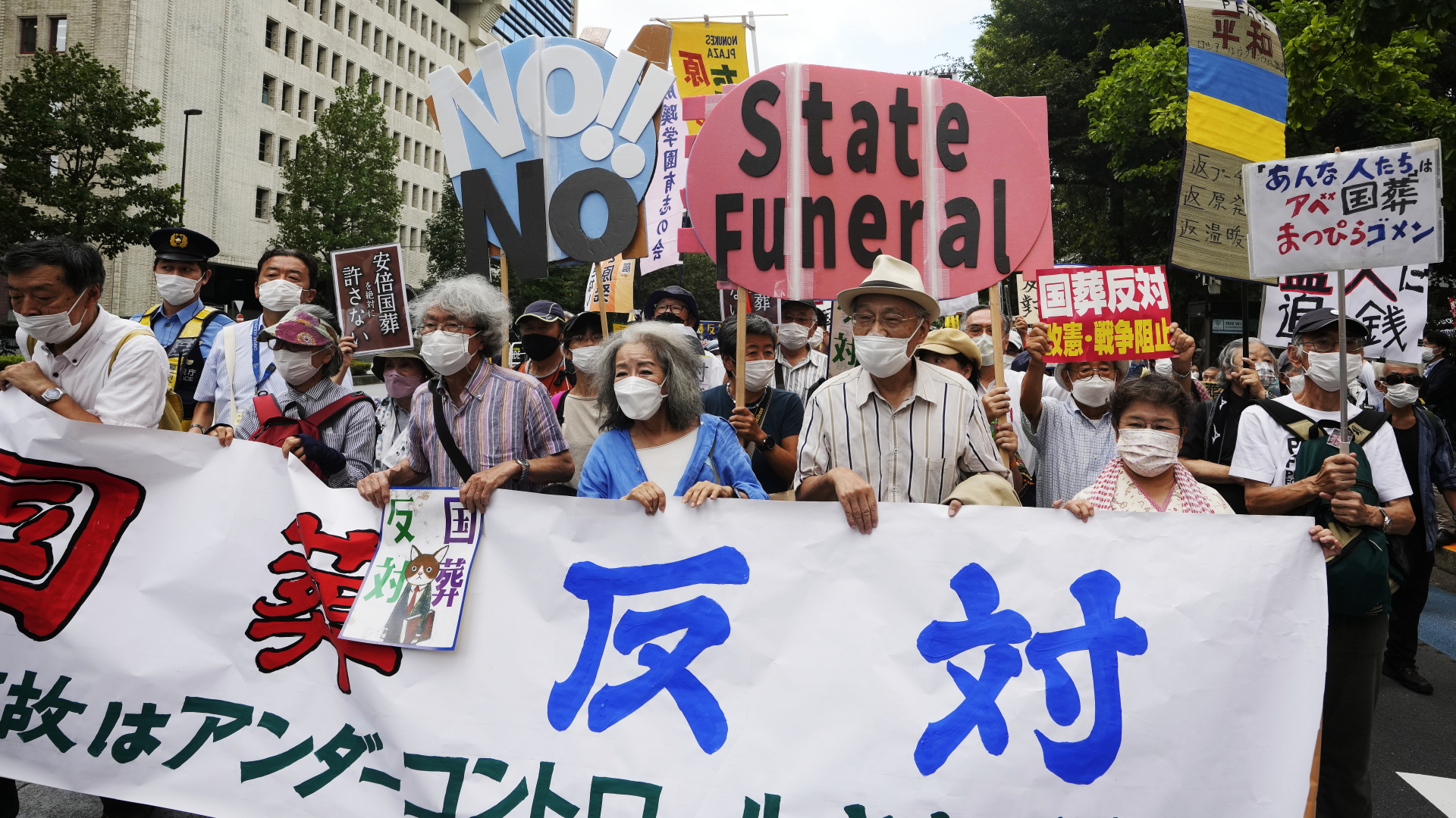 Demonstranten protestieren gegen das Staatsbegräbnis von Shinzo Abe in Japan. | EPA