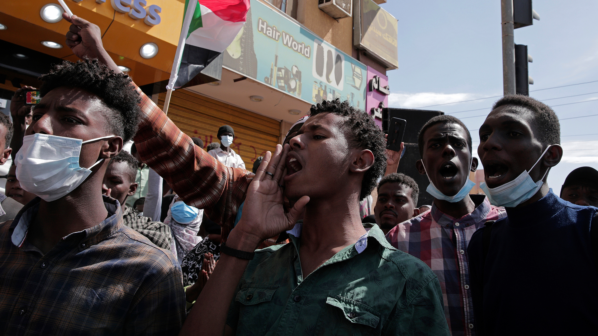 Menschen skandieren Slogans während einer Demonstration in Khartum (Sudan). | dpa
