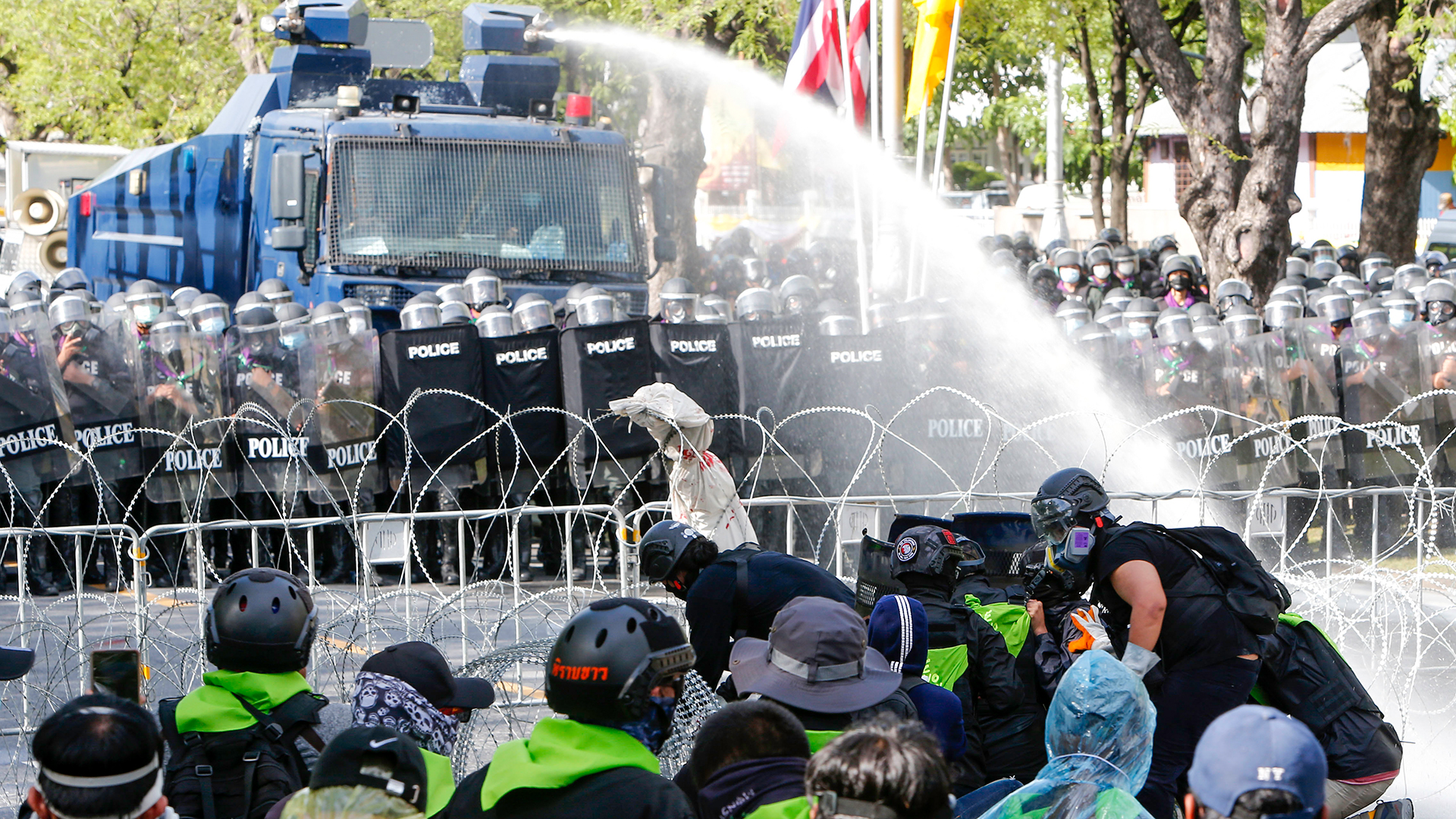 Wasserwerfereinsatz bei Protesten in Thailand | picture alliance/dpa/SOPA Images