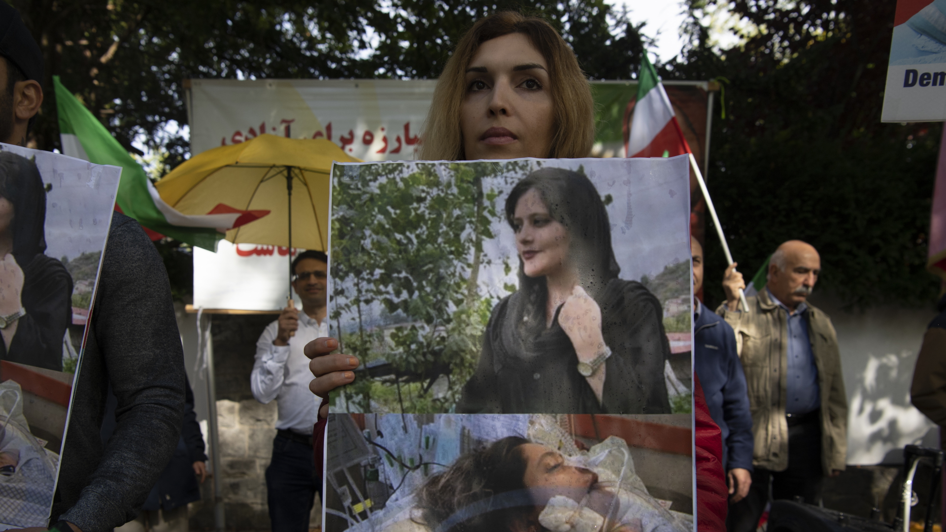 Mitglieder des Nationalen Widerstandsrates Iran (NWRI) demonstrieren vor der iranischen Botschaft in Berlin | dpa