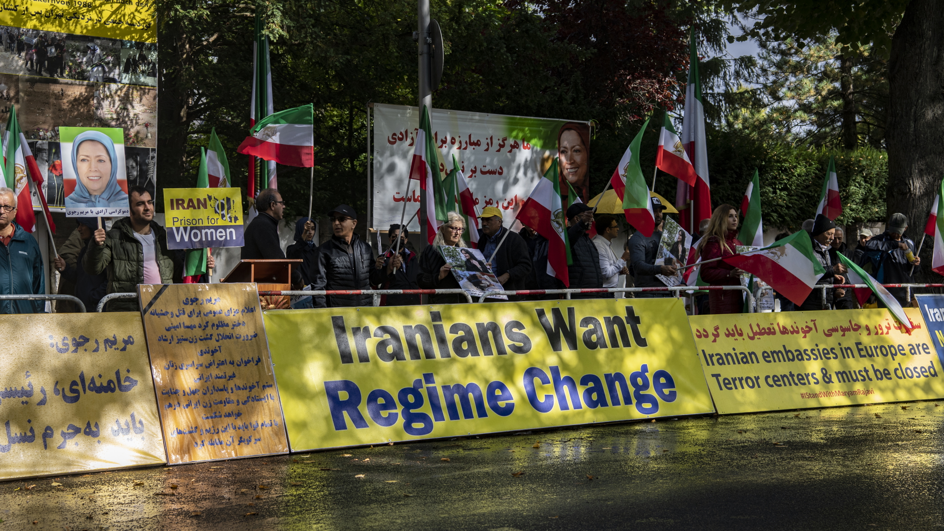 Mitglieder des Nationalen Widerstandsrates Iran (NWRI) demonstrieren vor der iranischen Botschaft in Berlin | dpa