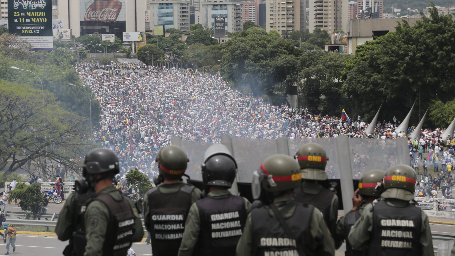 Mitglieder der bolivarischen Armee bewachen einem Protestmarsch gegen die Regierung | AP