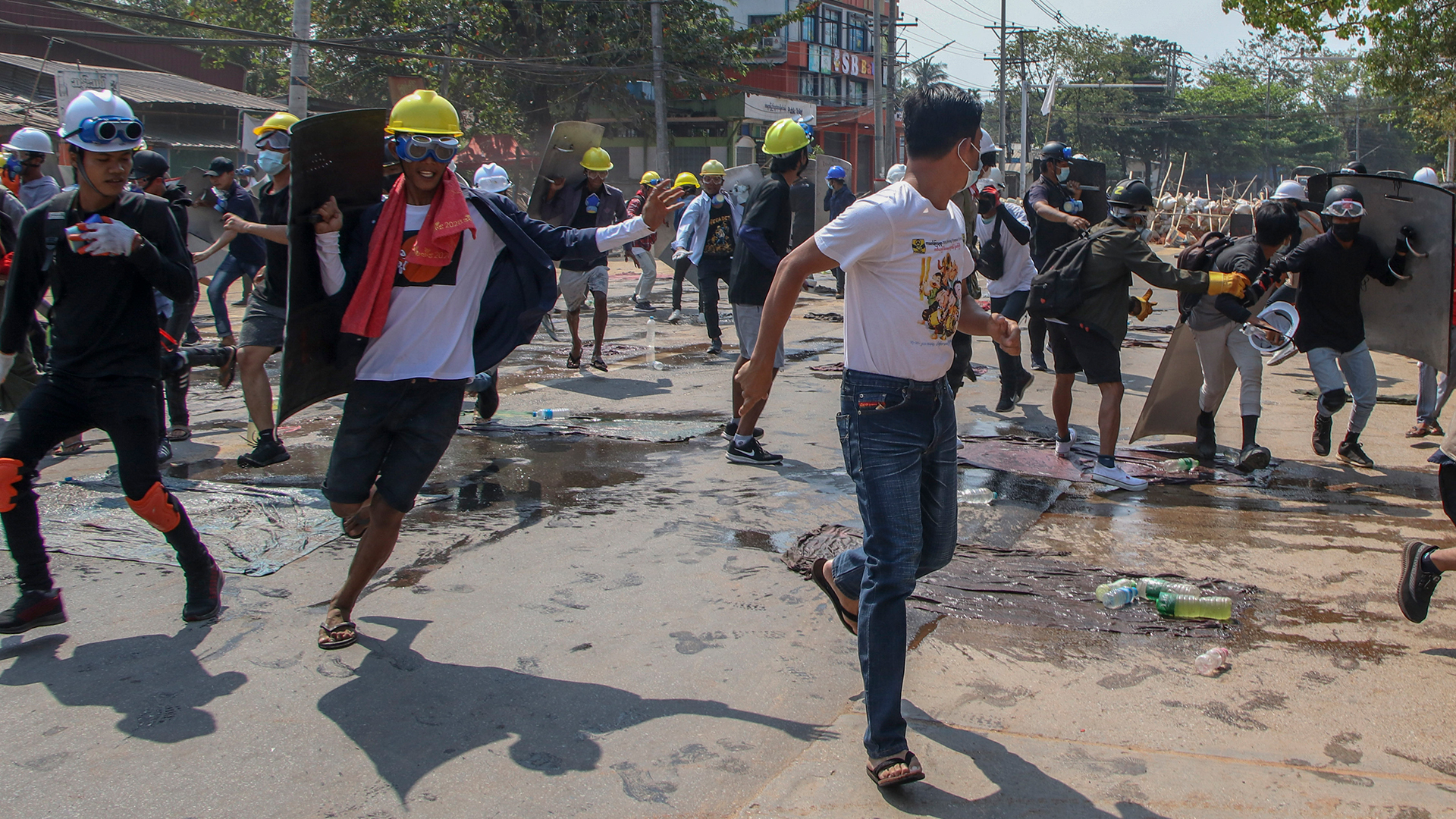 Anti-Putsch-Demonstranten in Yangon ziehen sich von den Barrikaden zurück, nachdem Bereitschaftspolizisten Schallbomben und Gummigeschosse abgefeuert hatten. | dpa