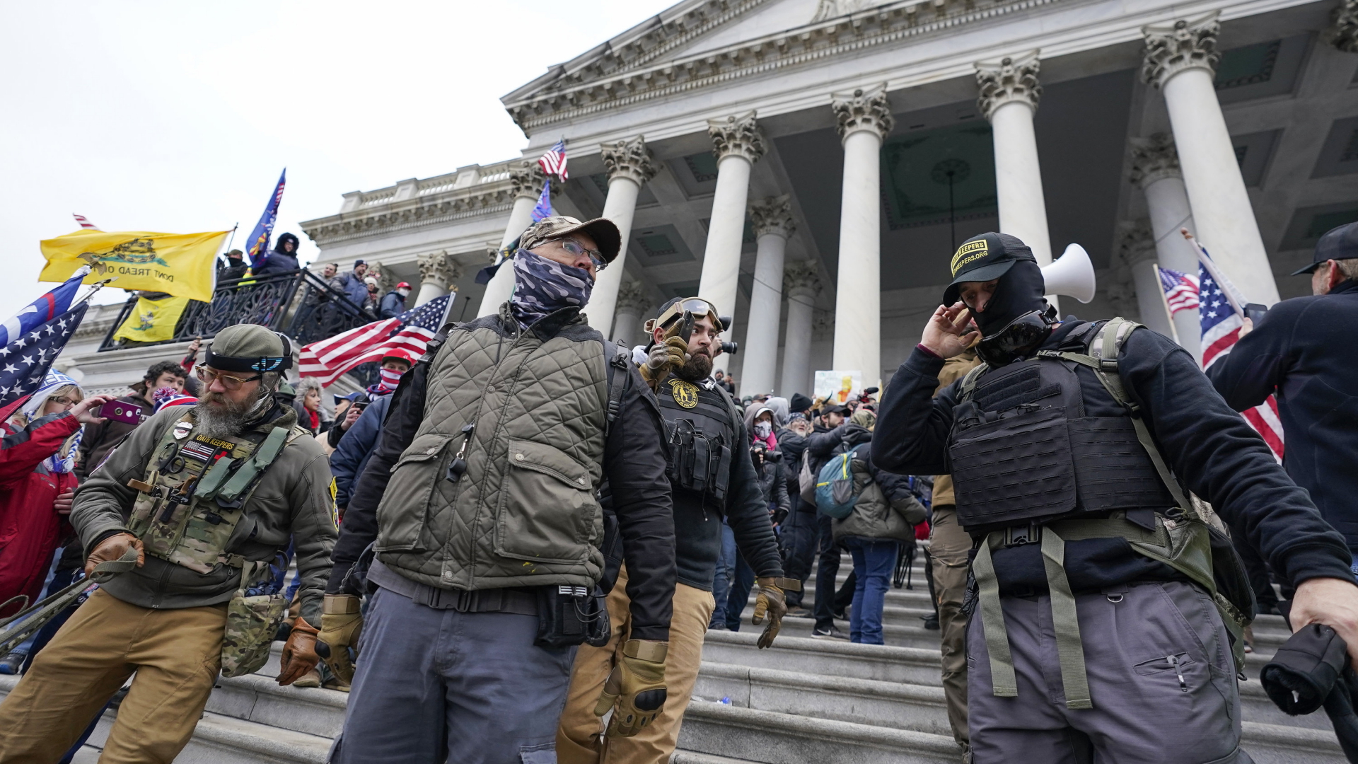 Mitglieder der rechtsradikalen Proud Boys-Miliz vor dem US-Kapitol am 6. Januar 2021 (Archivbild). | AP