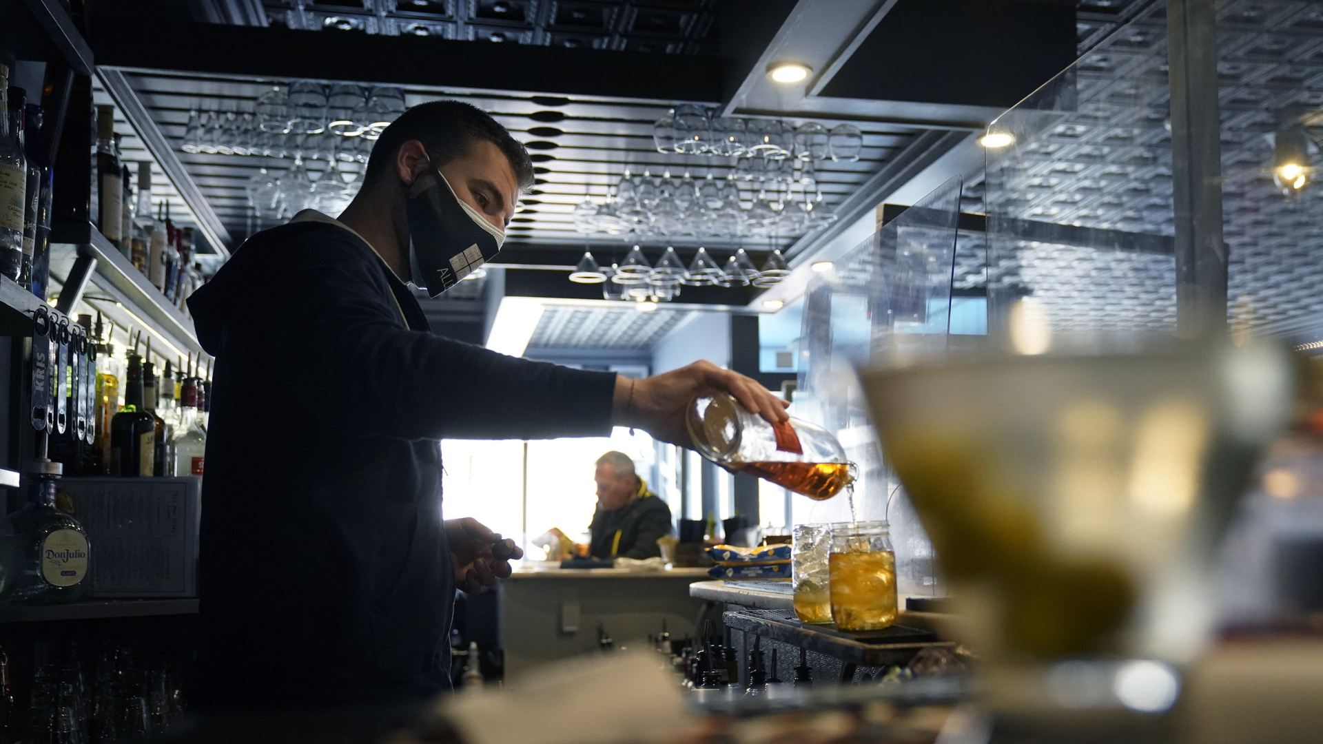 Ein Barmann schüttet im April 2021 in einem Restaurant in Provincetown ein Getränk ein. | AP