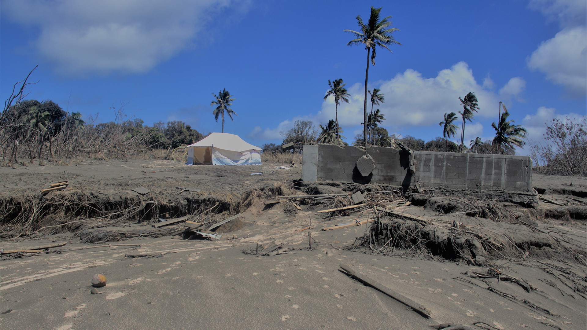 Provisorische Unterkünfte, die nach dem Ausbruch des Unterwasservulkans Hunga Tonga- Hunga im Westen von Tongatapu (Tonga) errichtet wurden. | EPA