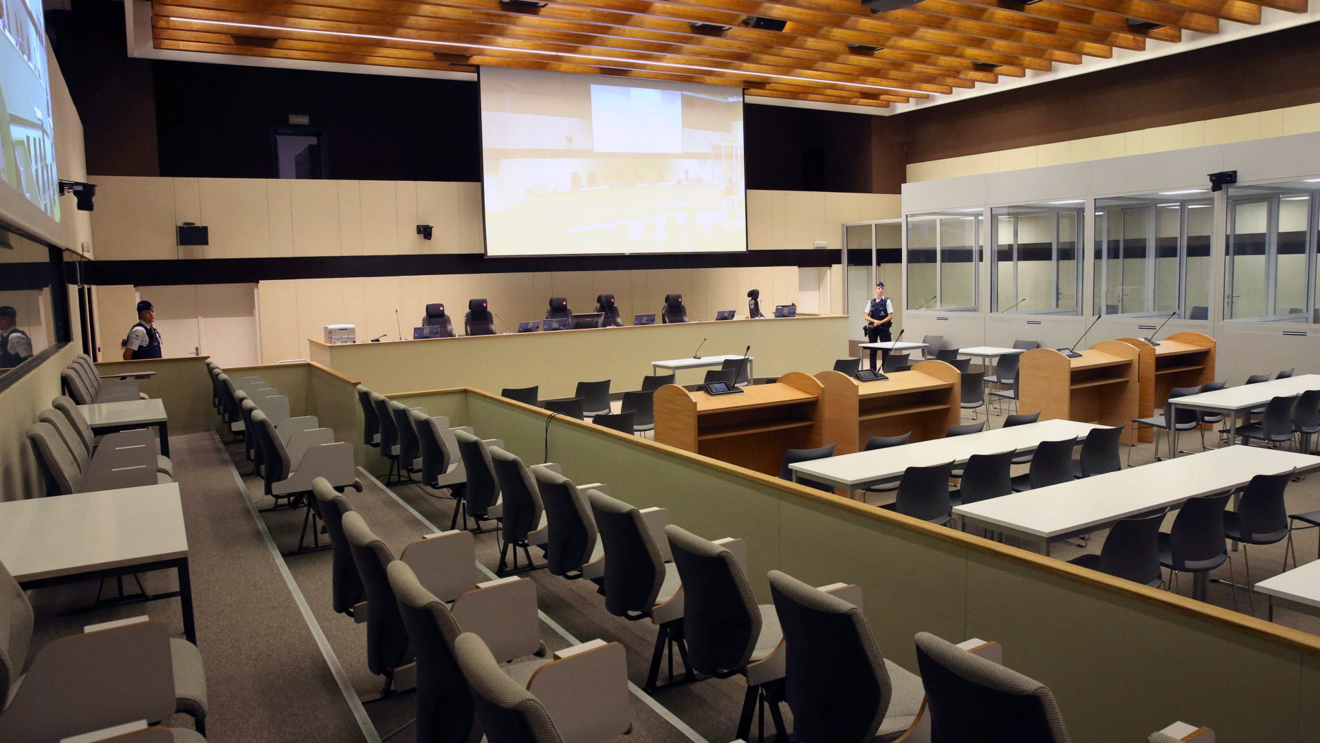 Blick in den Brüsseler Gerichtssaal, in dem der Prozess gegen mutmaßliche Komplizen der Paris-Attentäter von 2015 verhandelt wird. | AFP
