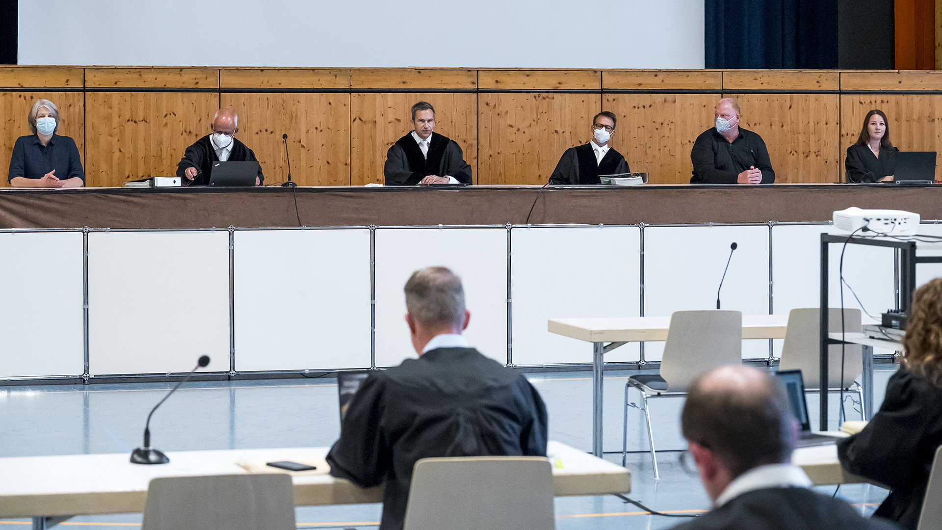 Richter und Richterinnen sitzen auf einem Podium. | dpa