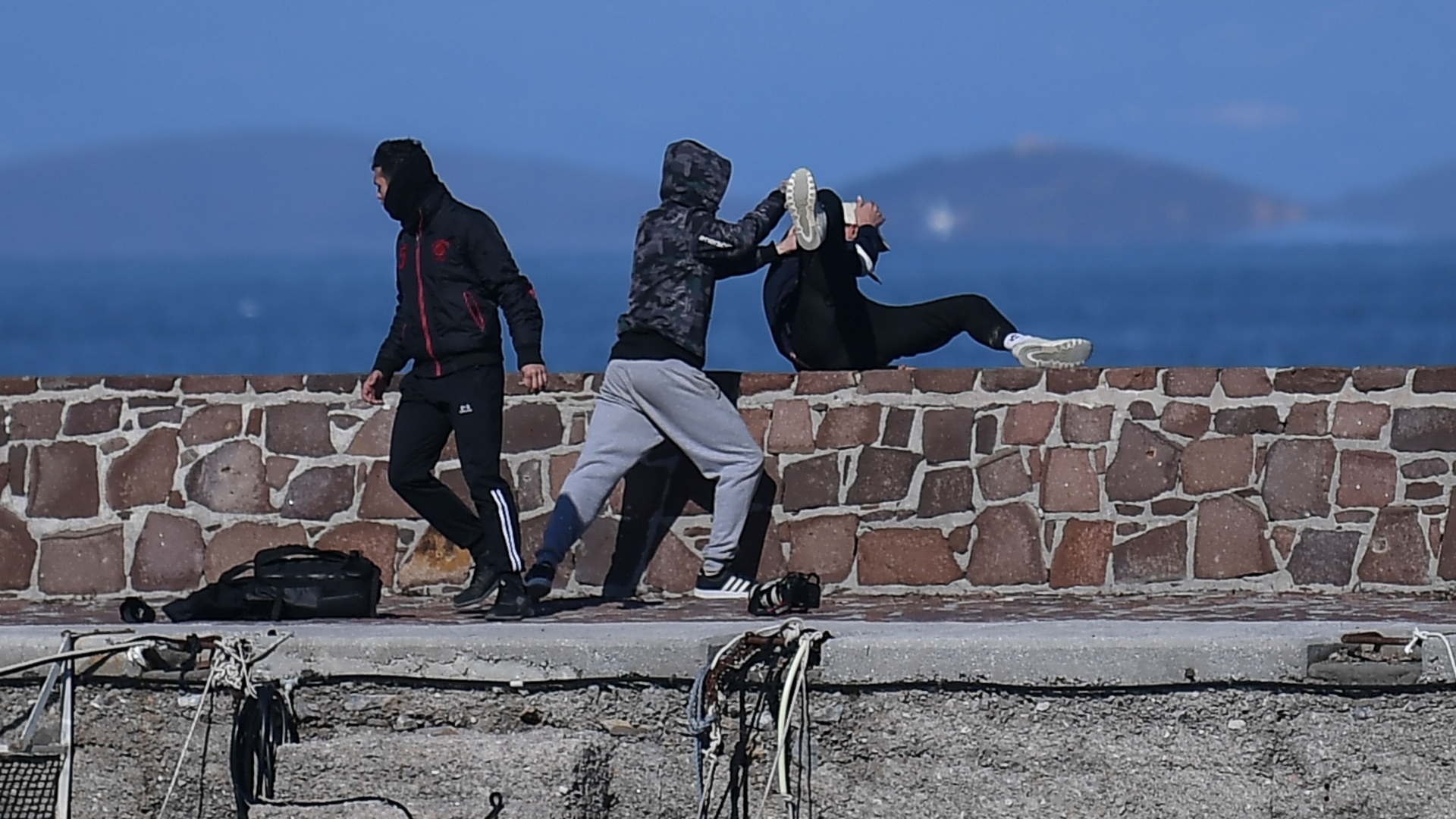Auf der griechischen Insel Lesbos wird ein Journalist von Einheimischen angegriffen. | AFP