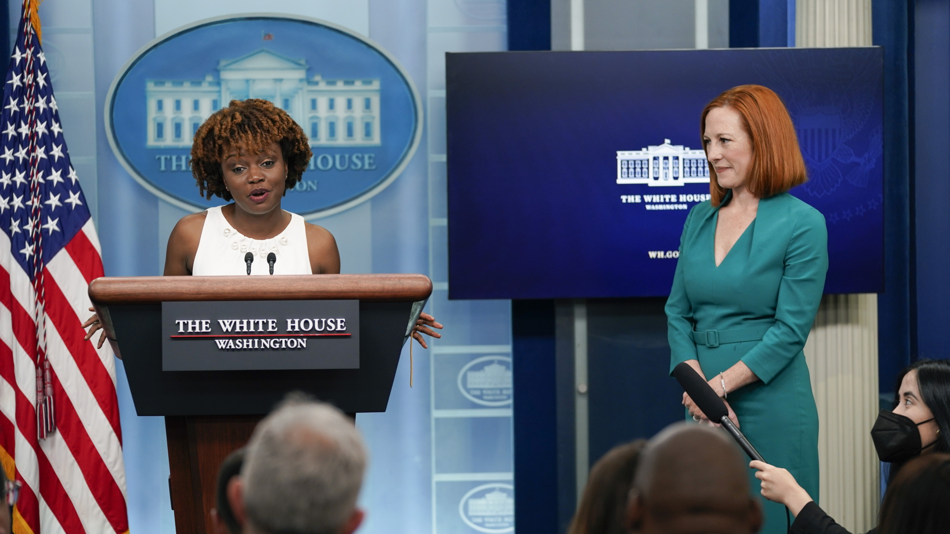 Die Pressesprecherin des Weißen Hauses, Jen Psaki, rechts, hört zu, als die neue Pressesprecherin Karine Jean-Pierre während einer Pressekonferenz im Weißen Haus spricht.  | dpa