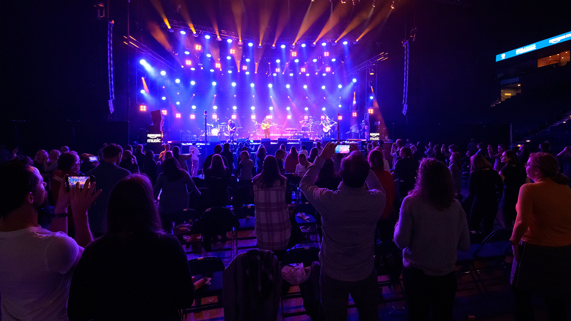 Das Publikum steht und filmt mit Handys während des Auftritts der Band Revolverheld in der Hamburger Barclays-Arena (Archivbild 14.12.2021) | picture alliance/dpa