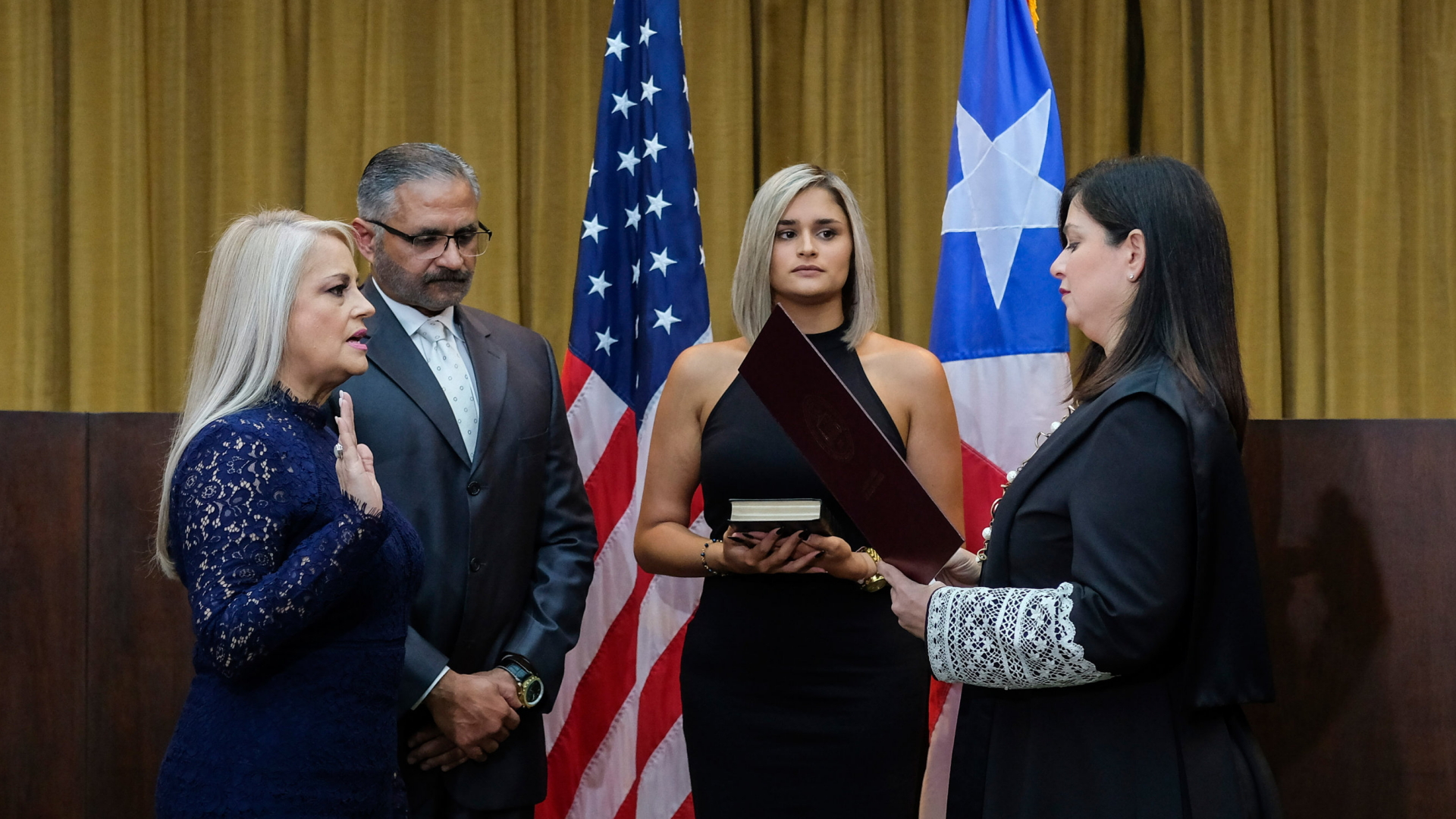 Wanda Vazquez (l), bisherige Justizministerin von Puerto Rico, wird von Maite Oronoz (r), Richterin des Obersten Gerichtshofs, vereidigt. Zum zweiten Mal innerhalb von fünf Tagen hat Puerto Rico einen neuen Gouverneur. | dpa
