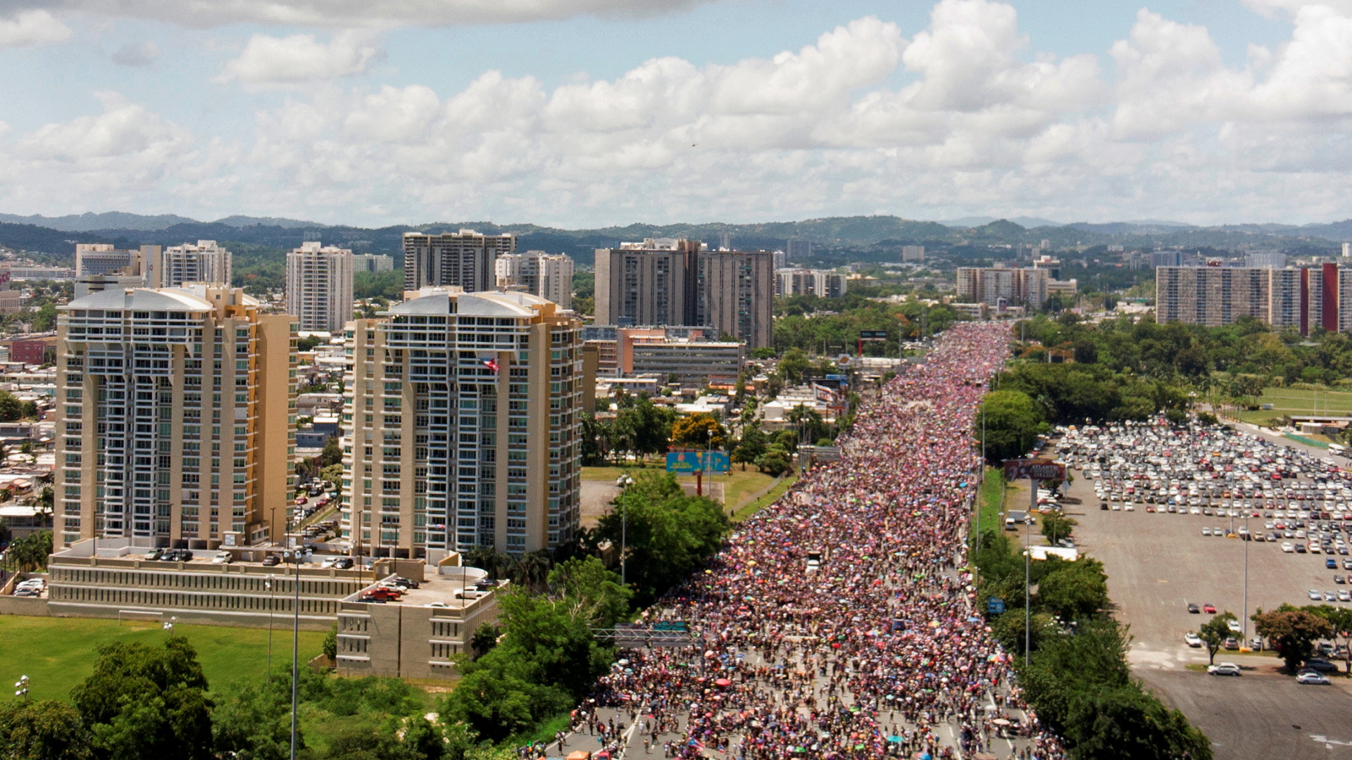 Luftaufnahmen zeigen das Ausmaß der Proteste. | REUTERS