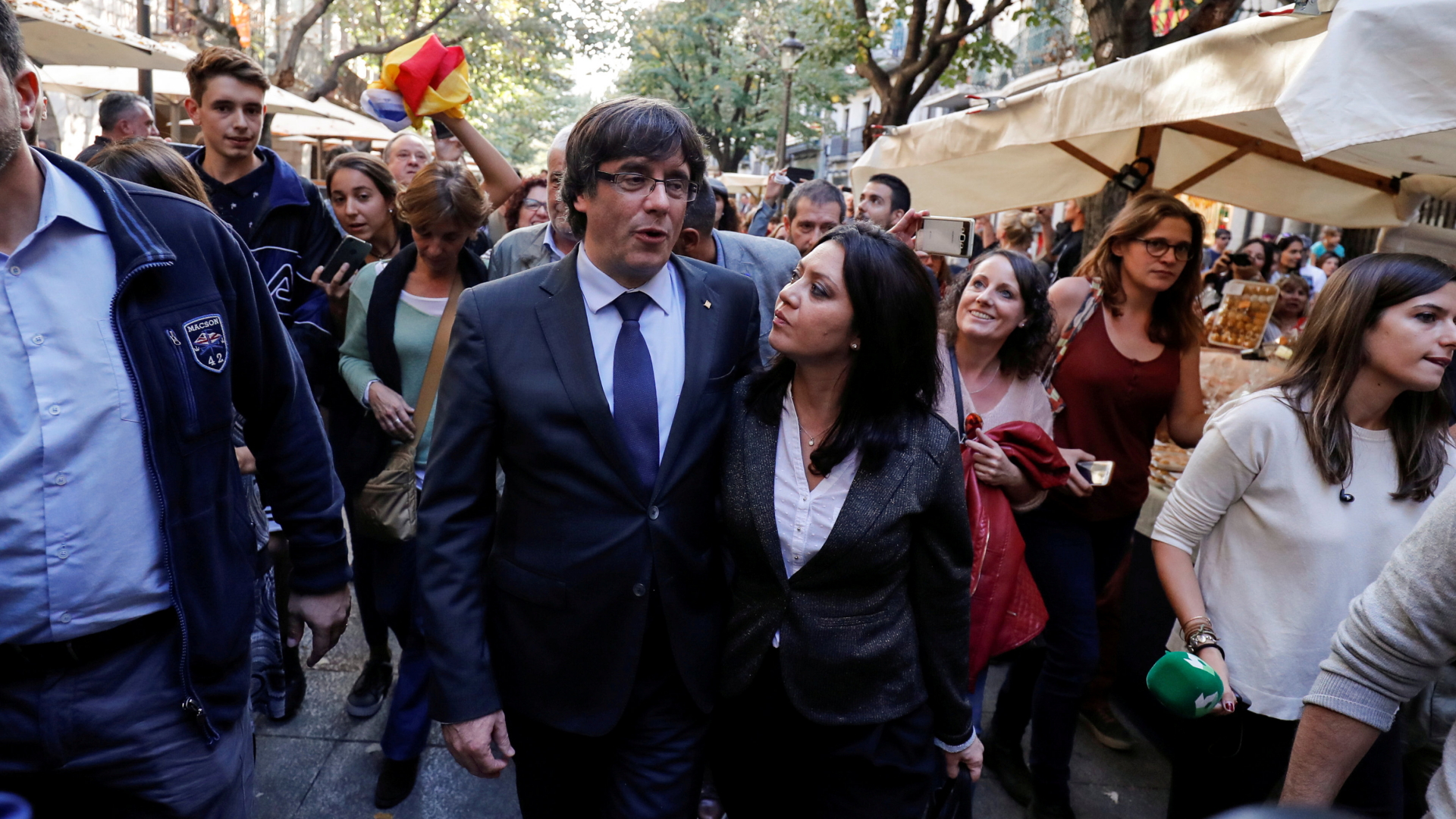 Carles Puigdemont geht mit seiner Frau durch Girona.