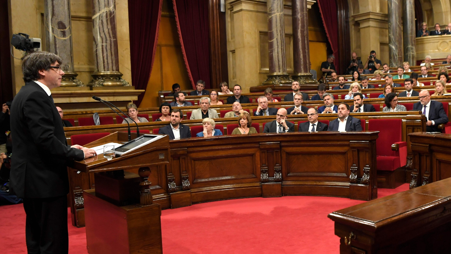Der katalanische Regionalpräsident Carles Puigdemont bei seiner Rede im katalanischen Parlament | AFP