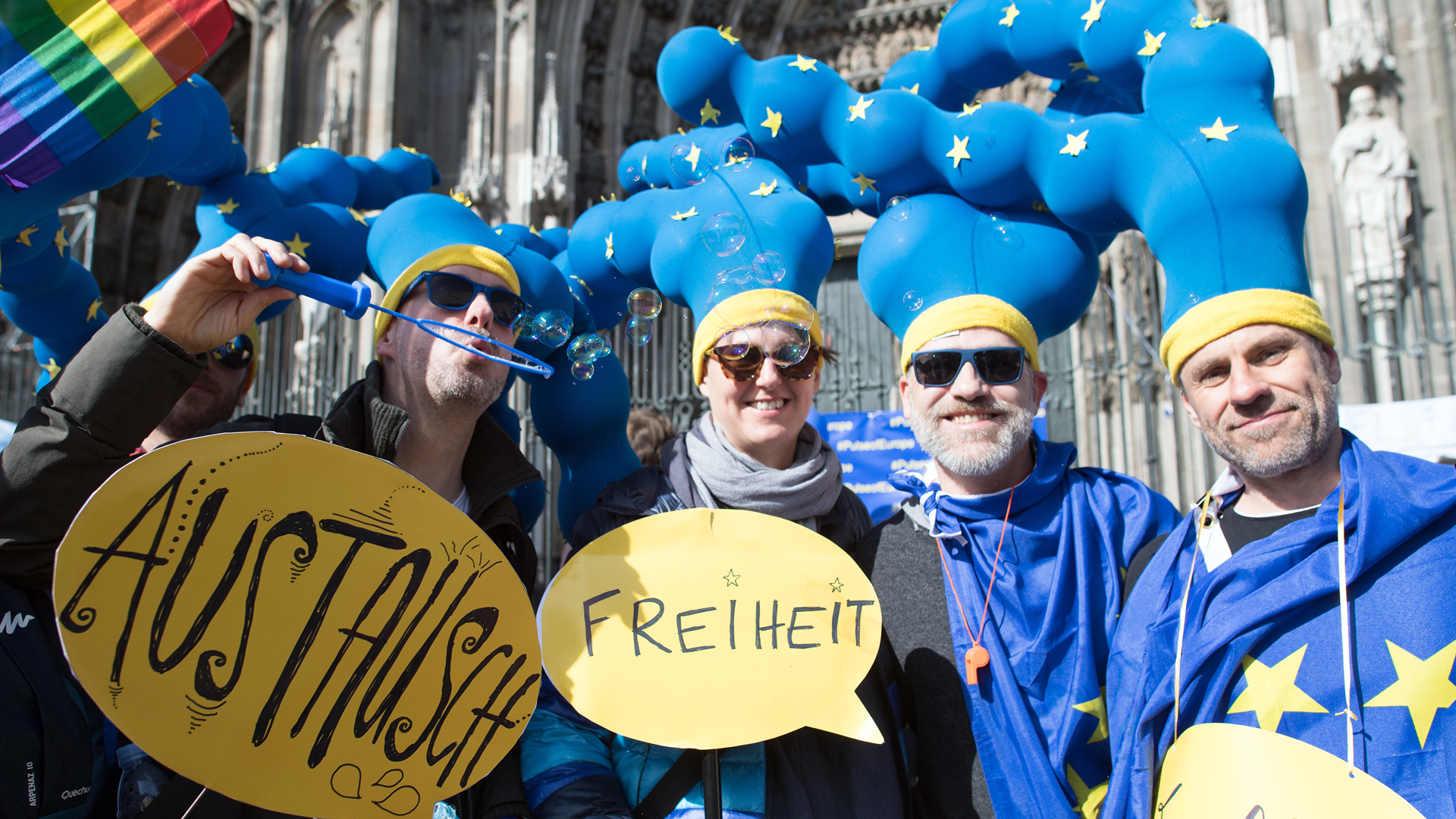 Verkleidete Demonstranten nehmen im März 2017 in Köln an der #PulseofEurope-Kundgebung teil. | picture alliance / Federico Gamb