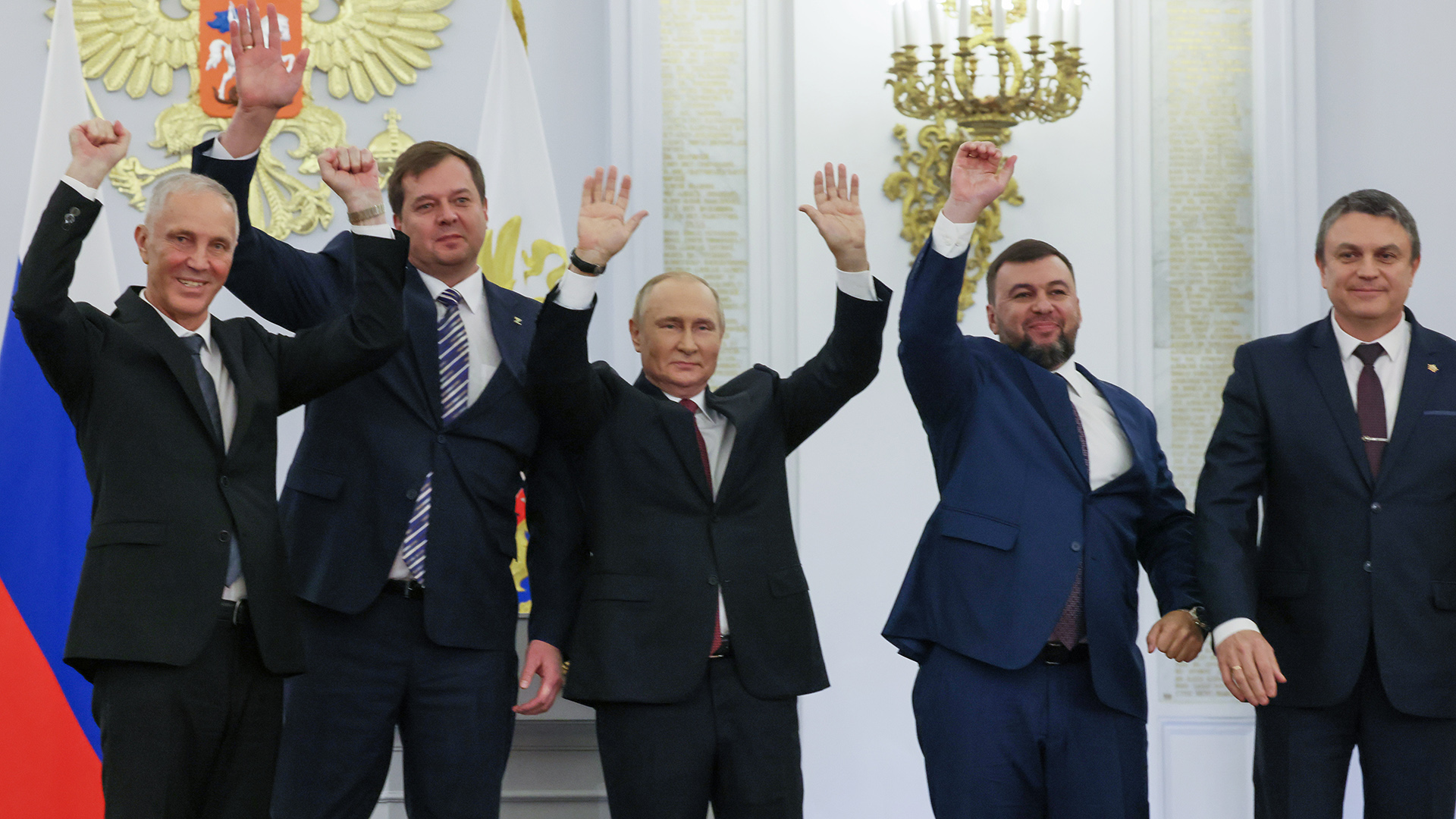 Wladimir Saldo (li.), Yevhen Balitsky (2.v.li.), Wladimir Putin (mi.), Denis Pushilin (2.v.re), Leonid Pasechnik (re.)