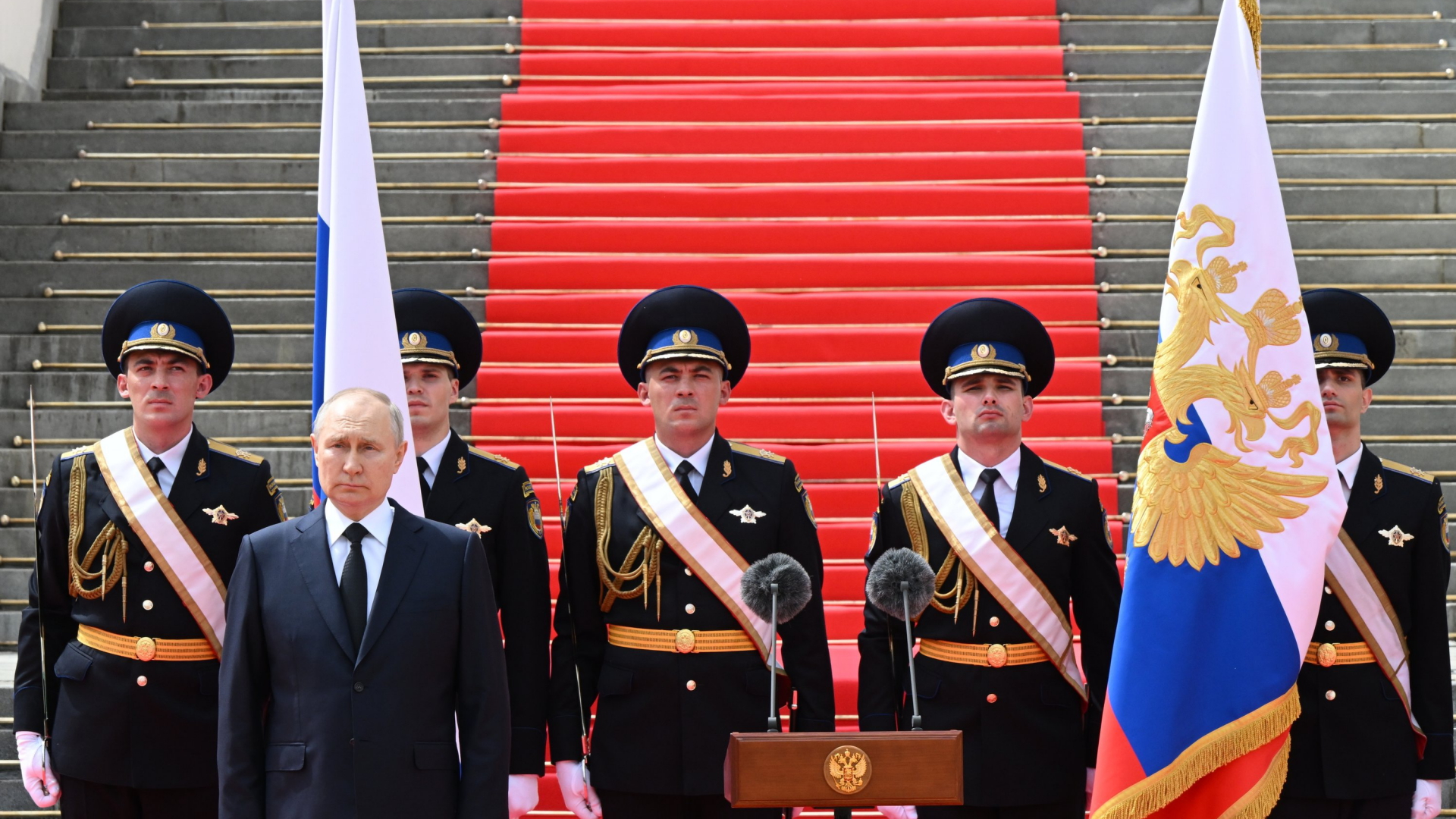 Russlands Präsident Wladimir Putin hört vor seiner Rede die russische Nationalhymne.