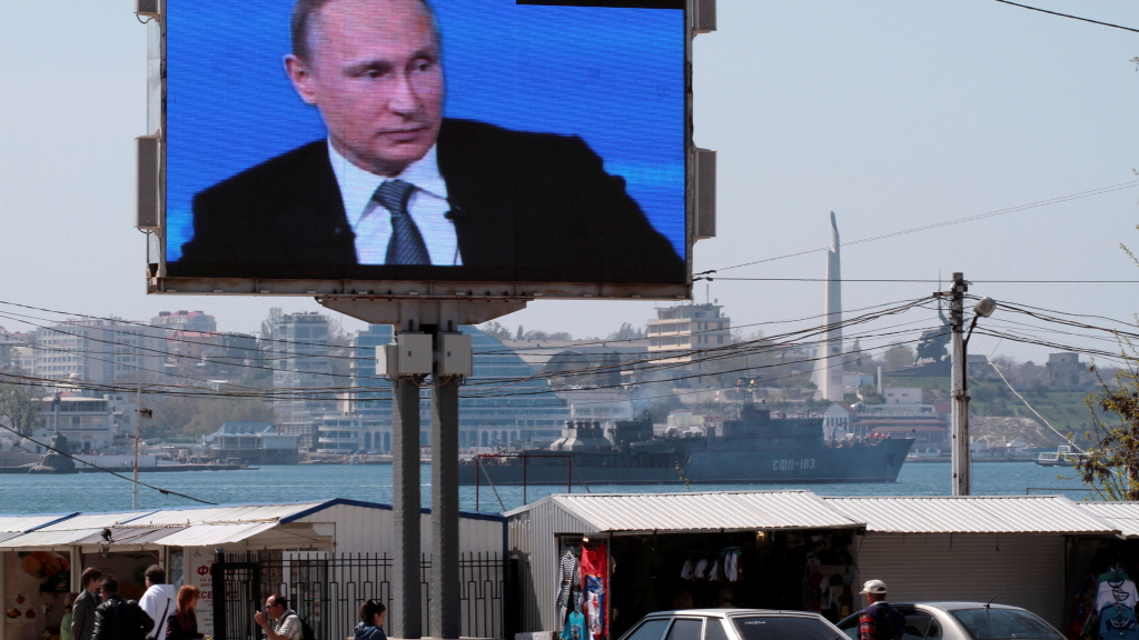 Eine Fernsehrede Putins wird auf den Straßen Sewastopols übertragen.