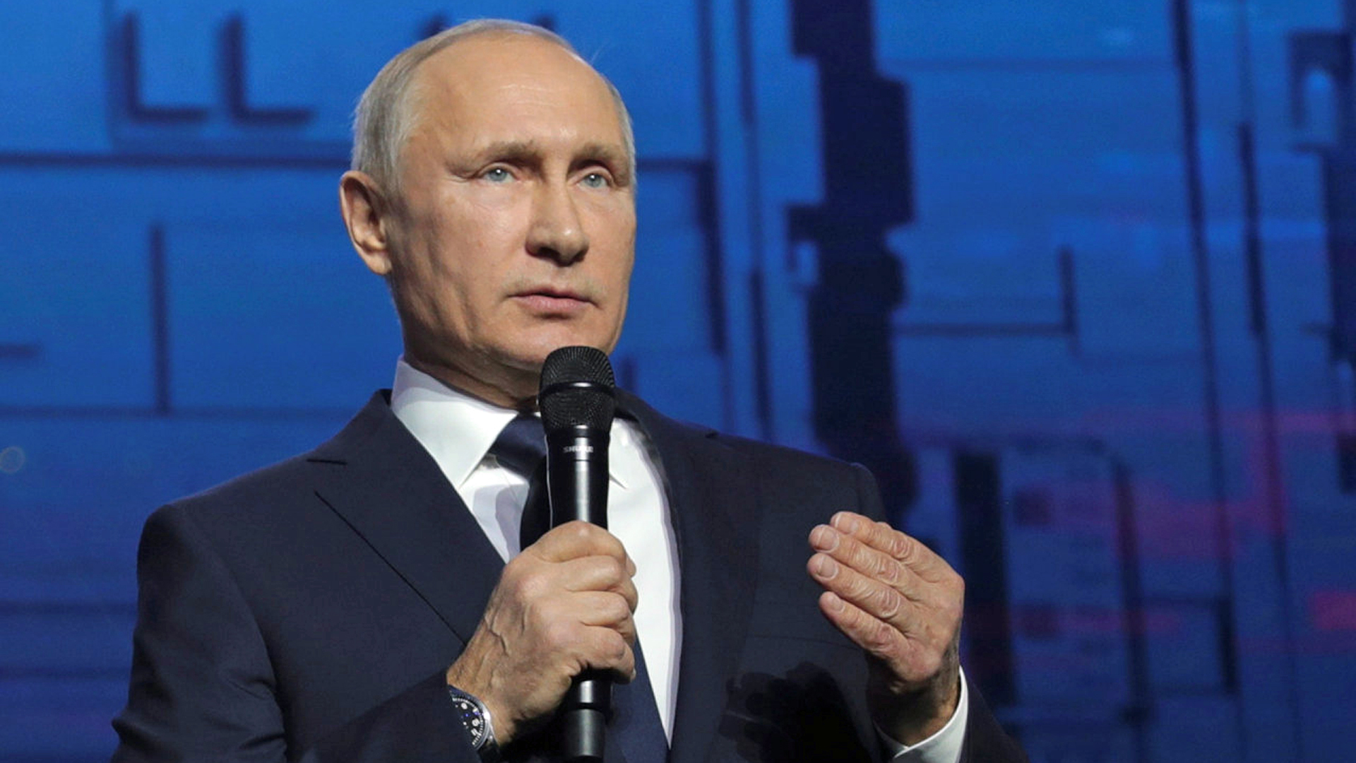 Russlands Präsident Putin spricht bei einer Veranstaltung in ein Mikrofon | Bildquelle: REUTERS
