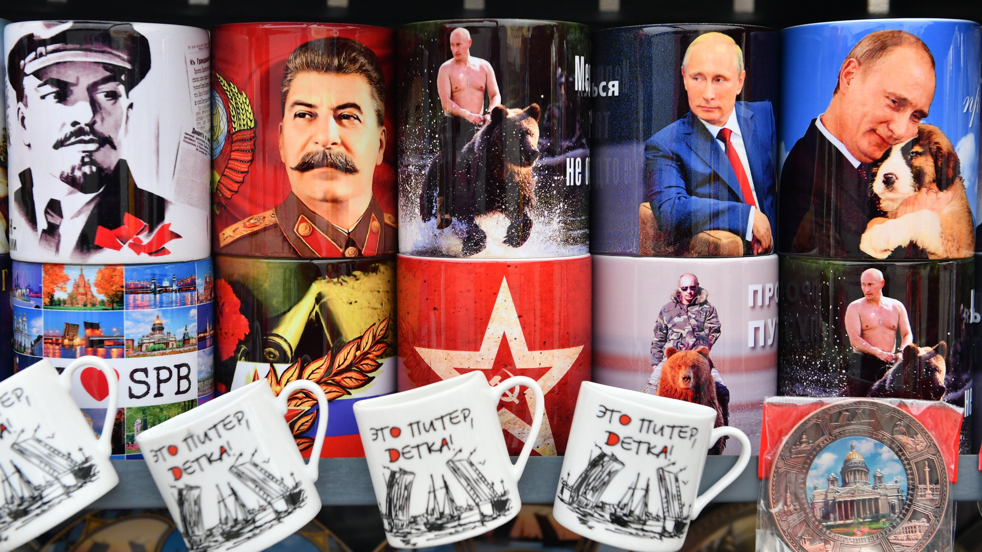 Tassen mit Putin, Stalin und Lenin