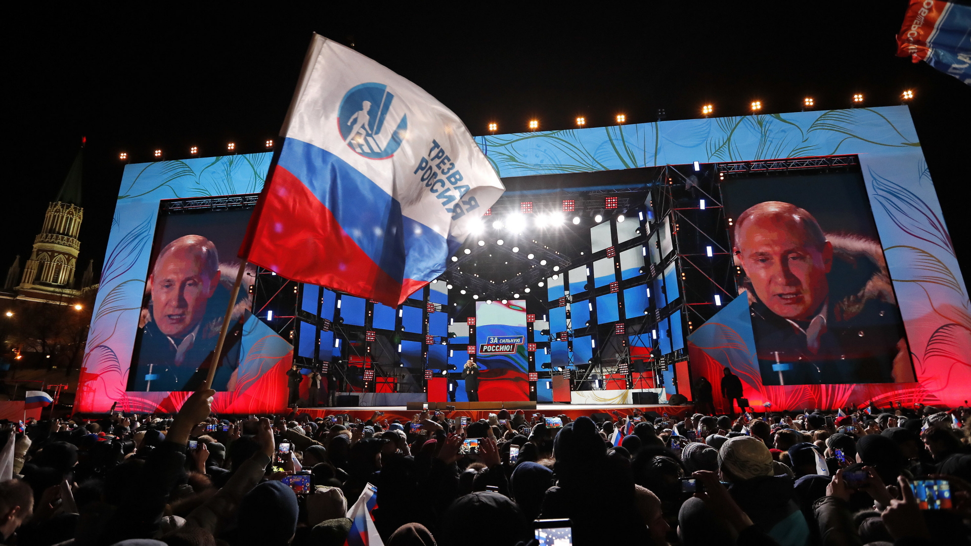Russlands Präsident Putin spricht nach der Wahl vor seinen Anhängern nahe des Kreml in Moskau
