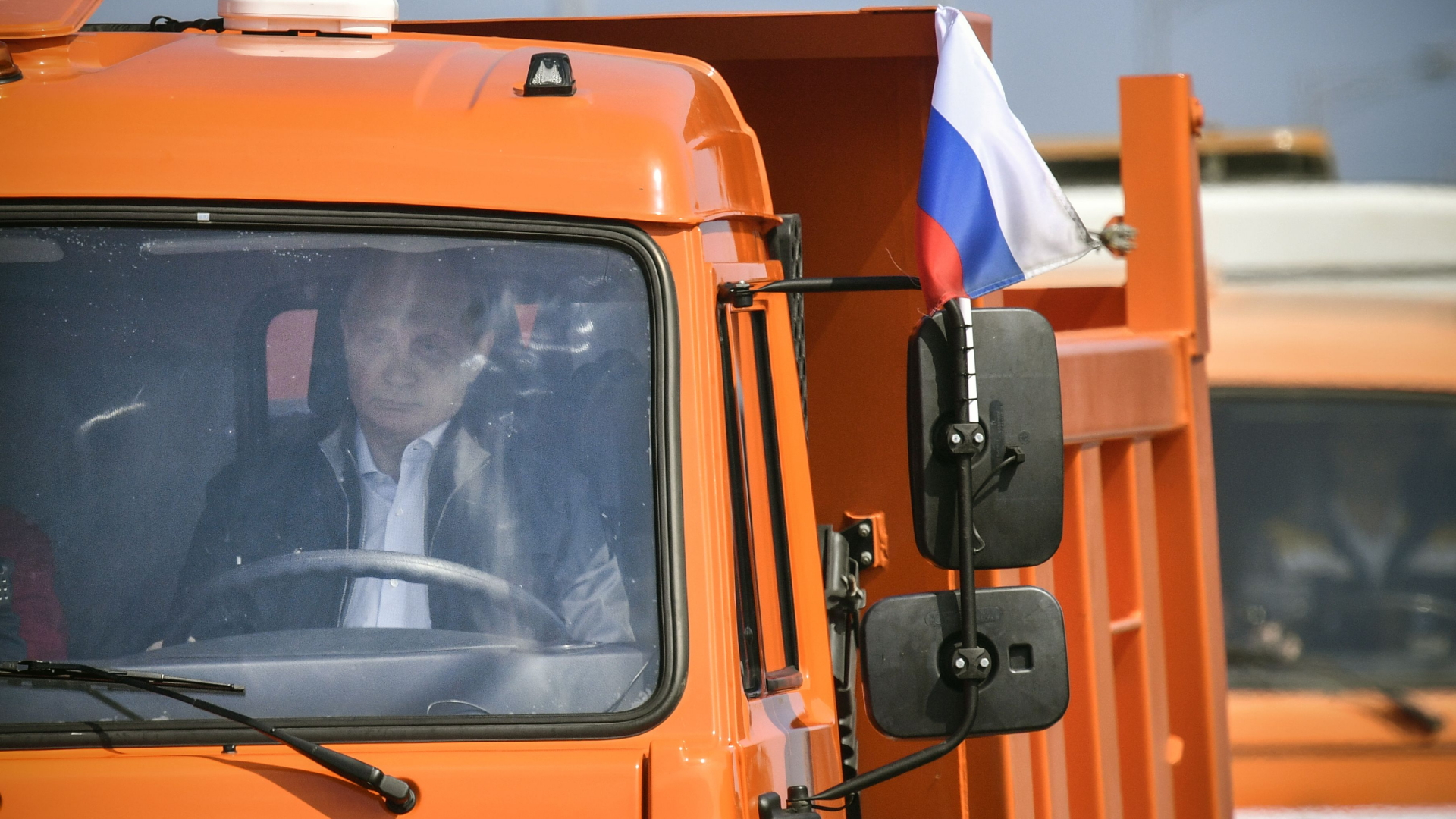 Putin steuert einen Lkw über die Brücke auf die Krim | AFP