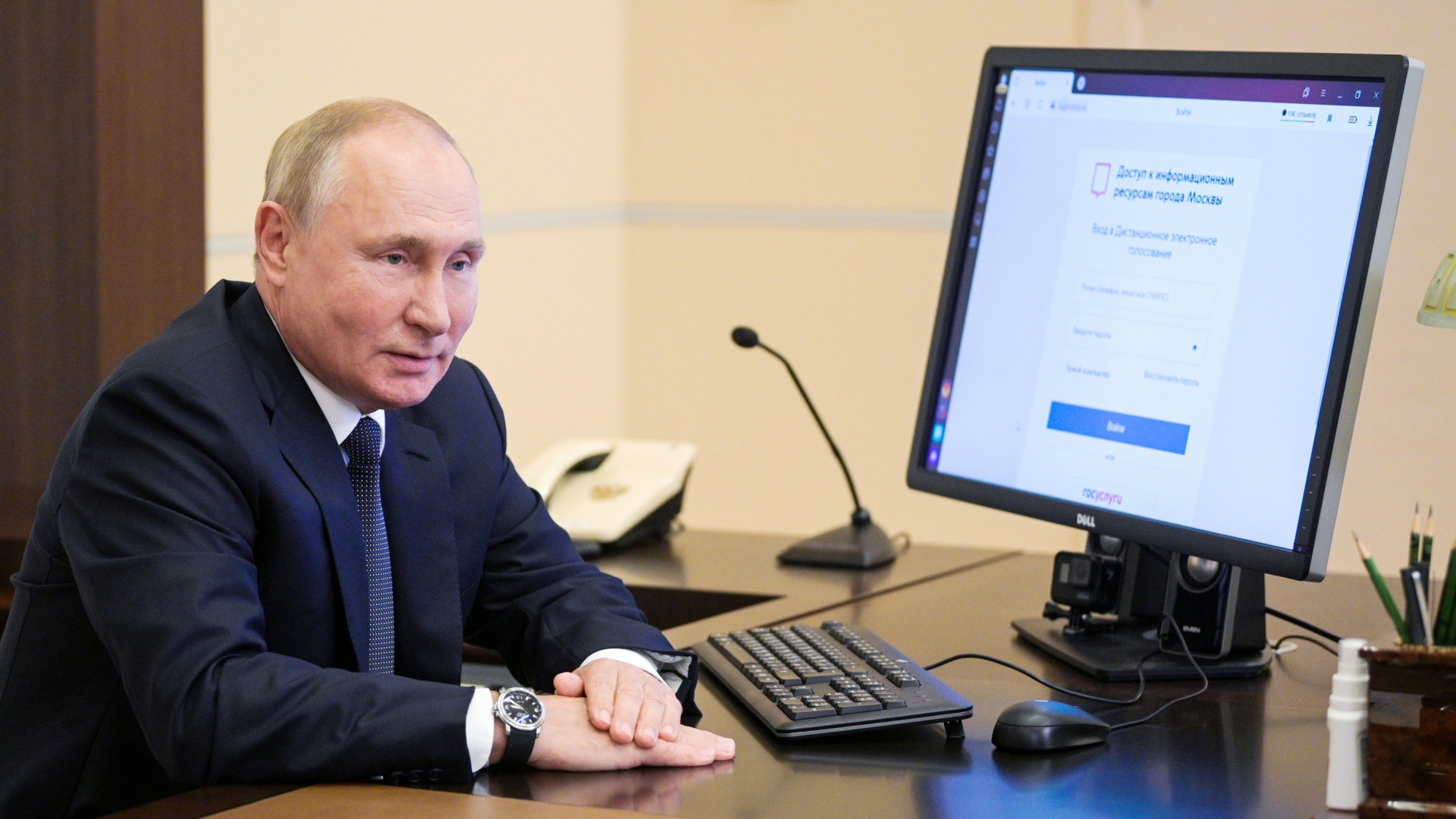 Russlands Staatspräsident Wladimir Putin bei der Online-Stimmabgabe