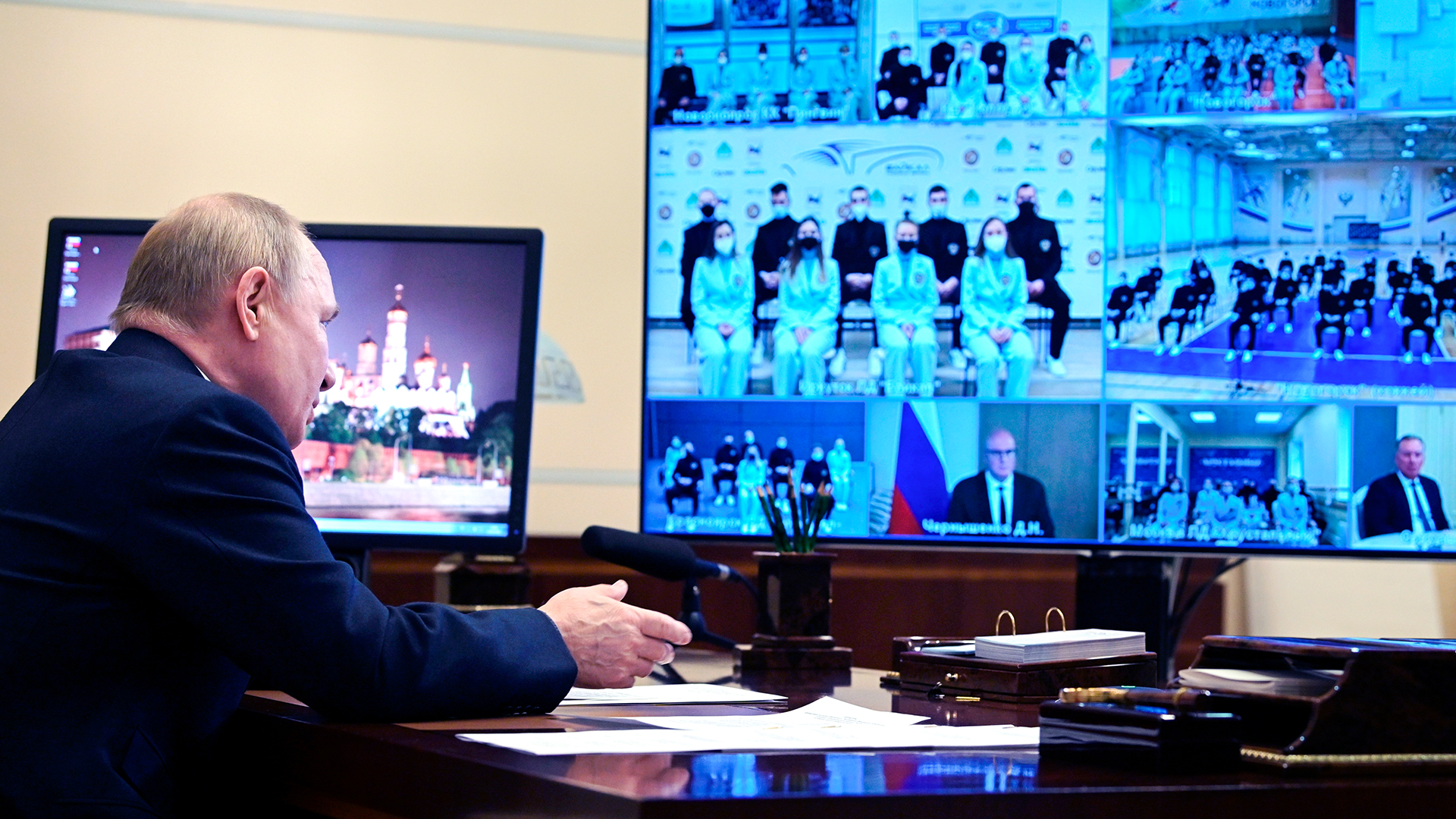 Wladimir Putin spricht per Videokonferenz mit den Mitgliedern der russischen Nationalmannschaft vor den Olympischen Winterspielen. | dpa