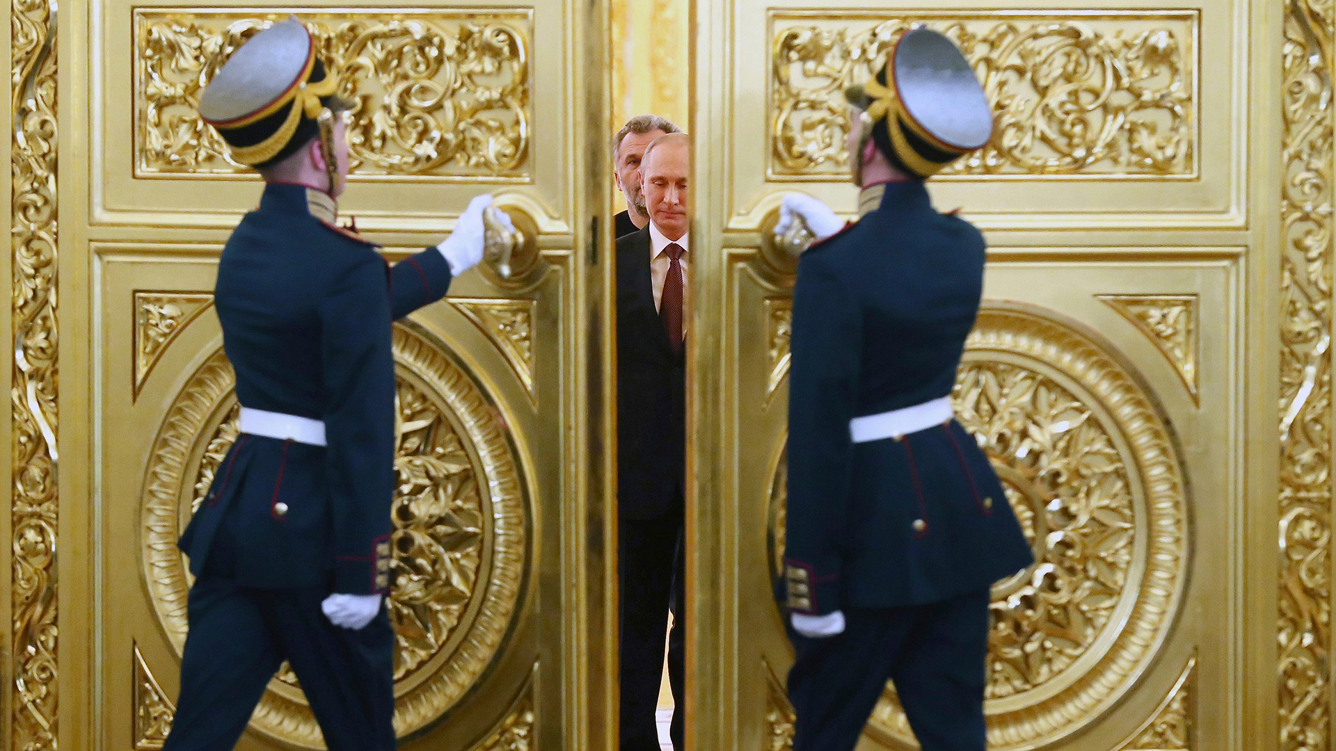 Mitglieder der Ehrengarde öffnen die Türen für Wladimir Putin. | AP