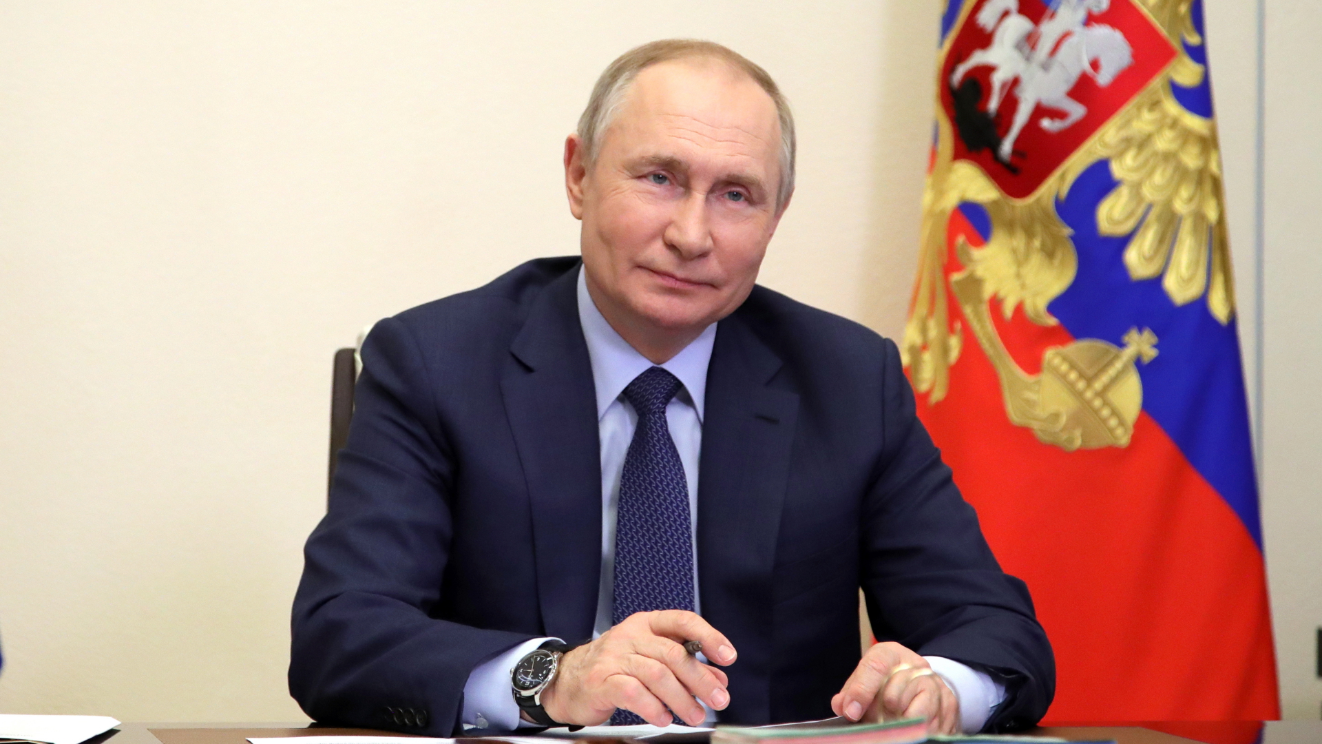 Putin lächelt in eine Kamera | EPA
