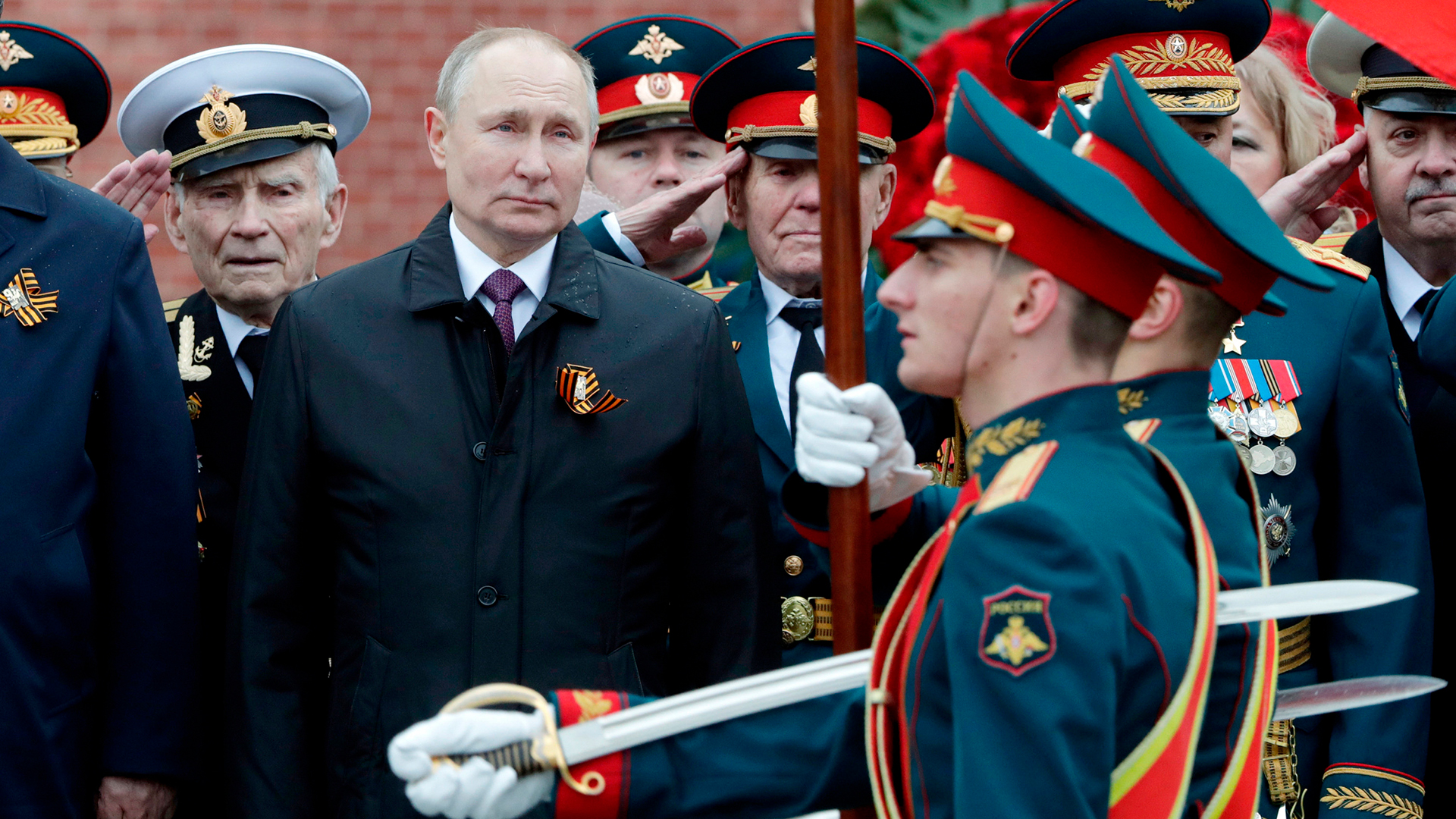 Wladimir Putin nimmt an einer Militärparade teil. | AP