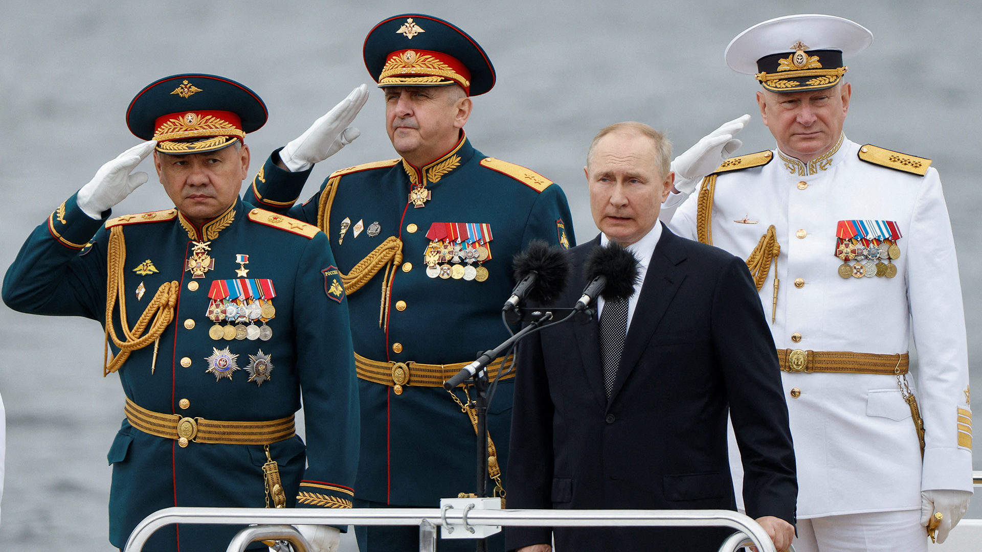 Wladimir Putin, Sergej Schoigu und Nikolai Jewmenow. | REUTERS