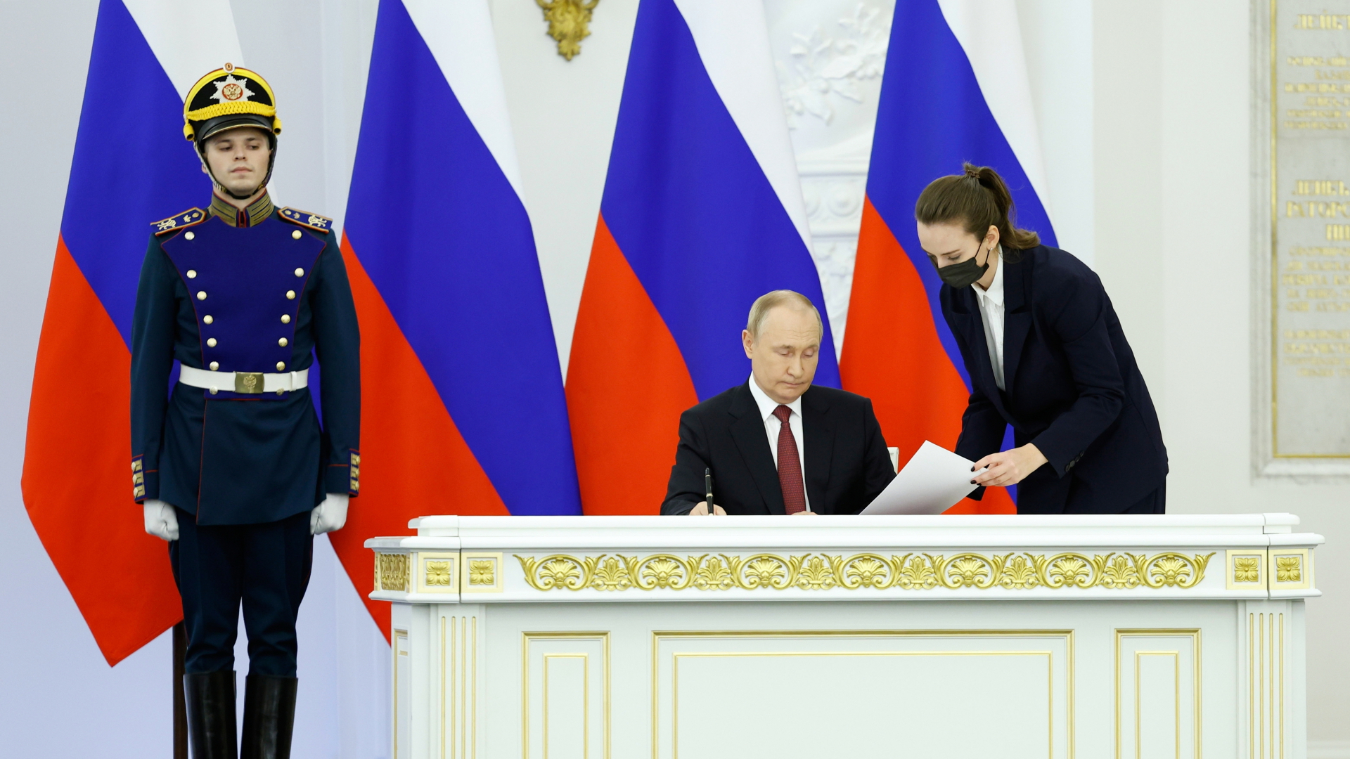 Der russische Präsident Putin unterschreibt am 30. September Verträge zur Annexion ukrainischer Gebiete. | dpa