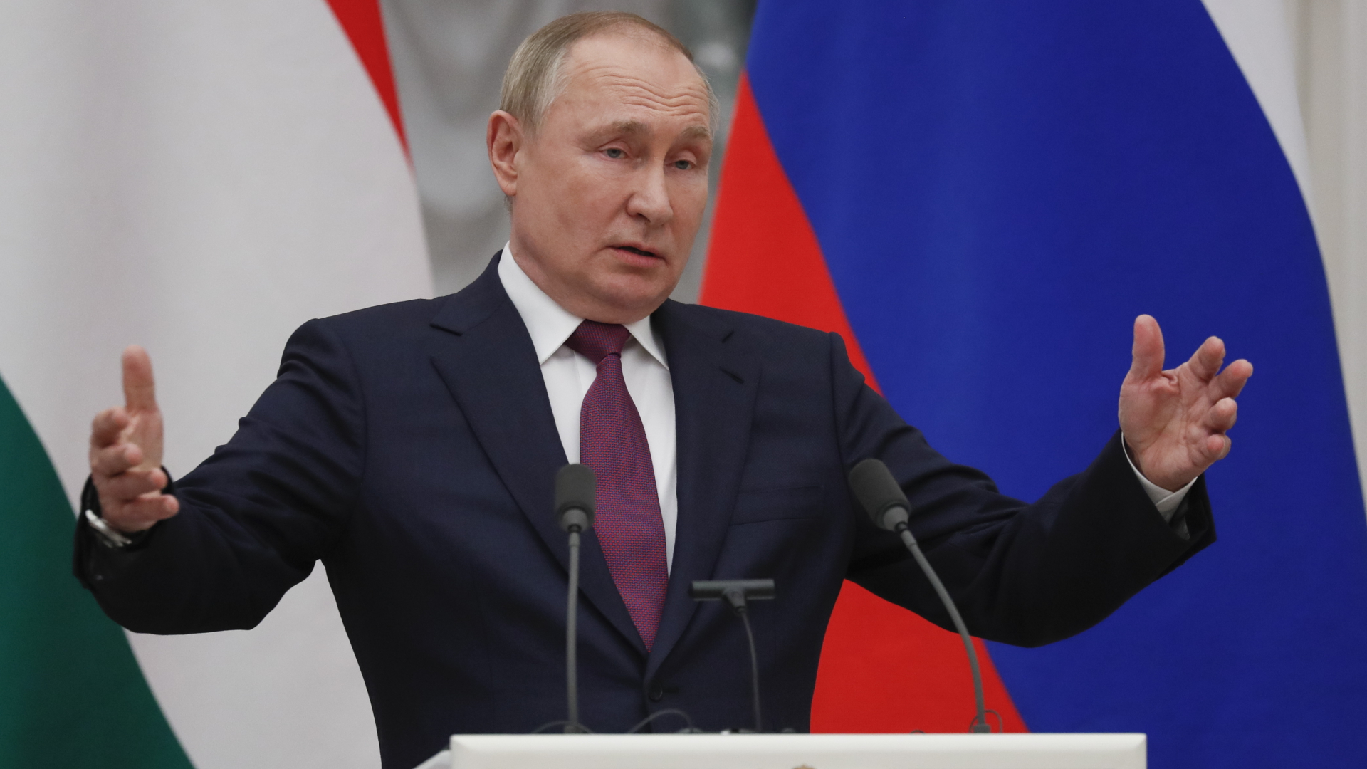 Wladimir Putin breitet bei einer Pressekonferenz in Moskau (Russland) die Arme auseinander | EPA